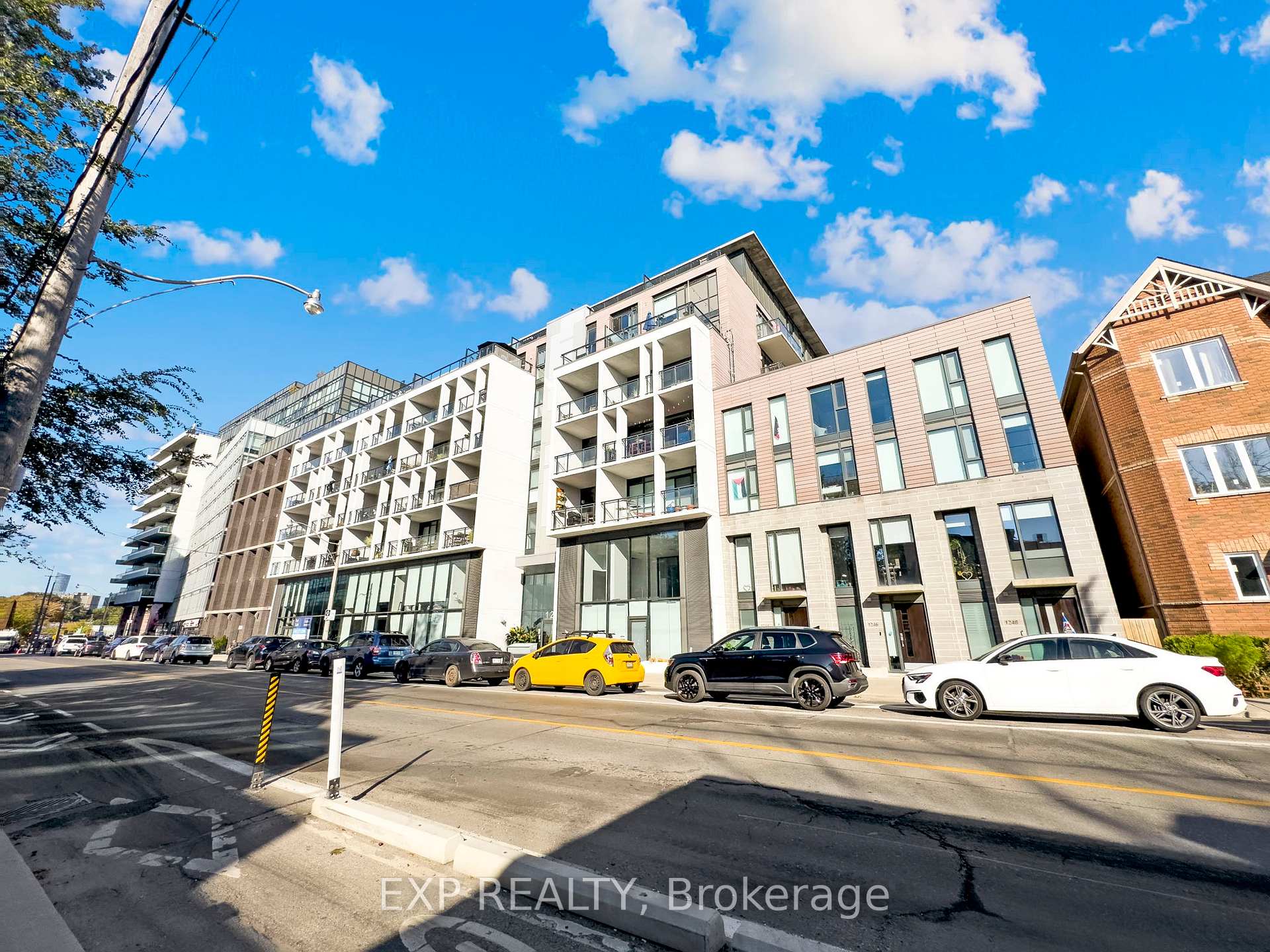 Front of Unit 804, 1238 Dundas St Street E