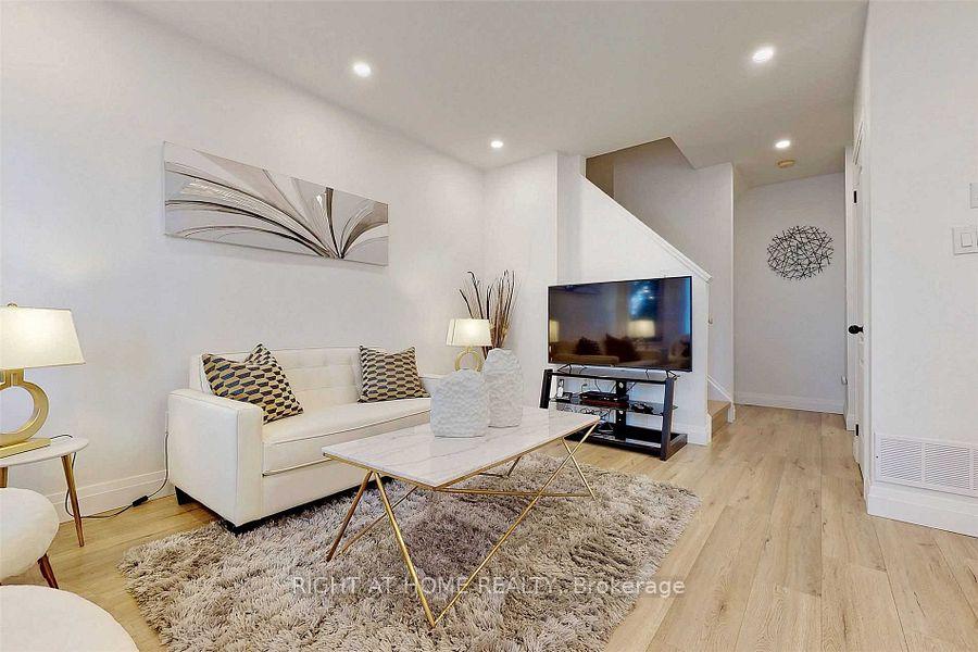 Photo 3 of Unit 2, 735 New Westminster Drive, Vaughan, Brownridge — HOMEH