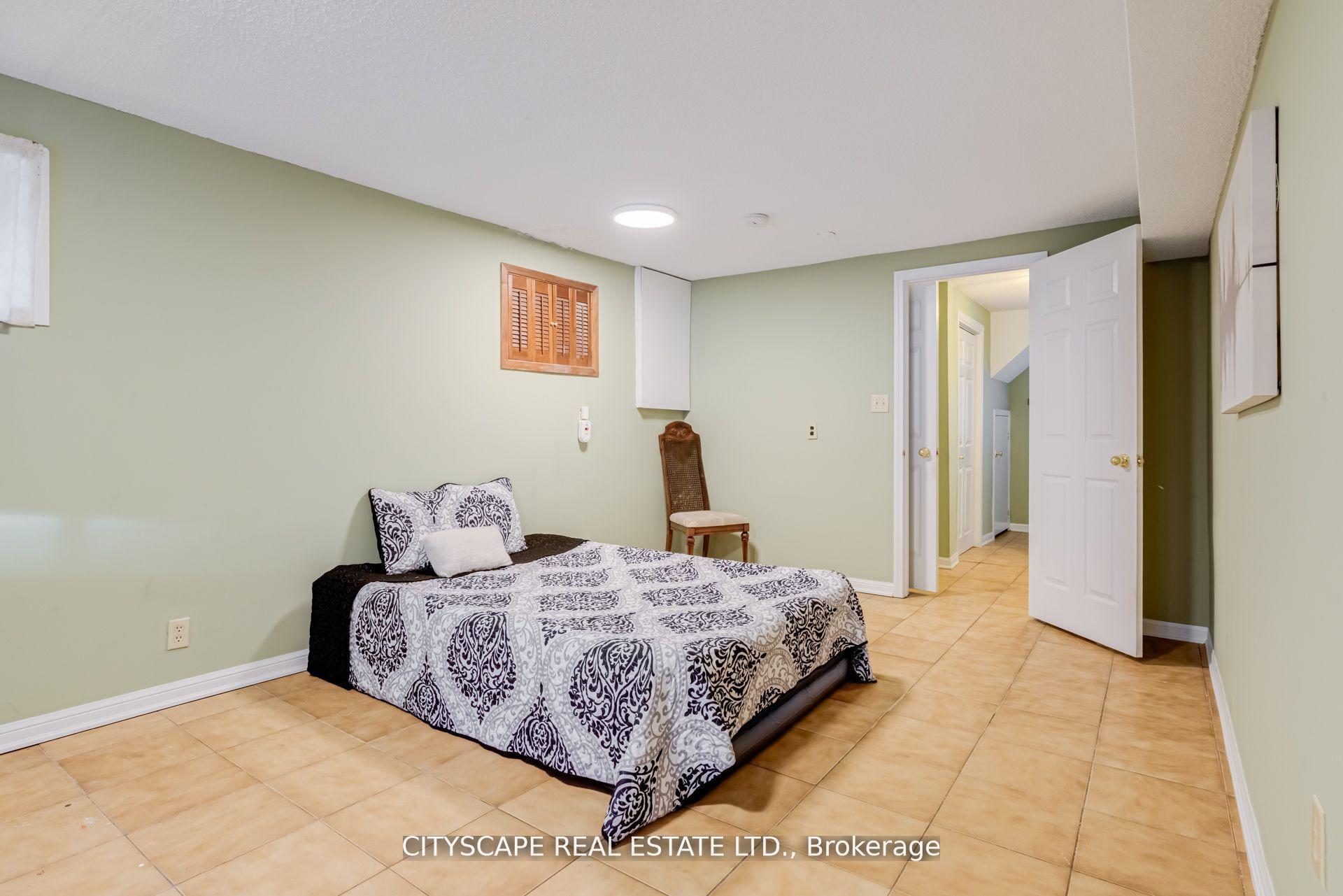 Photo 16 of 22 Jade Crescent, Brampton, Northgate — HOMEH