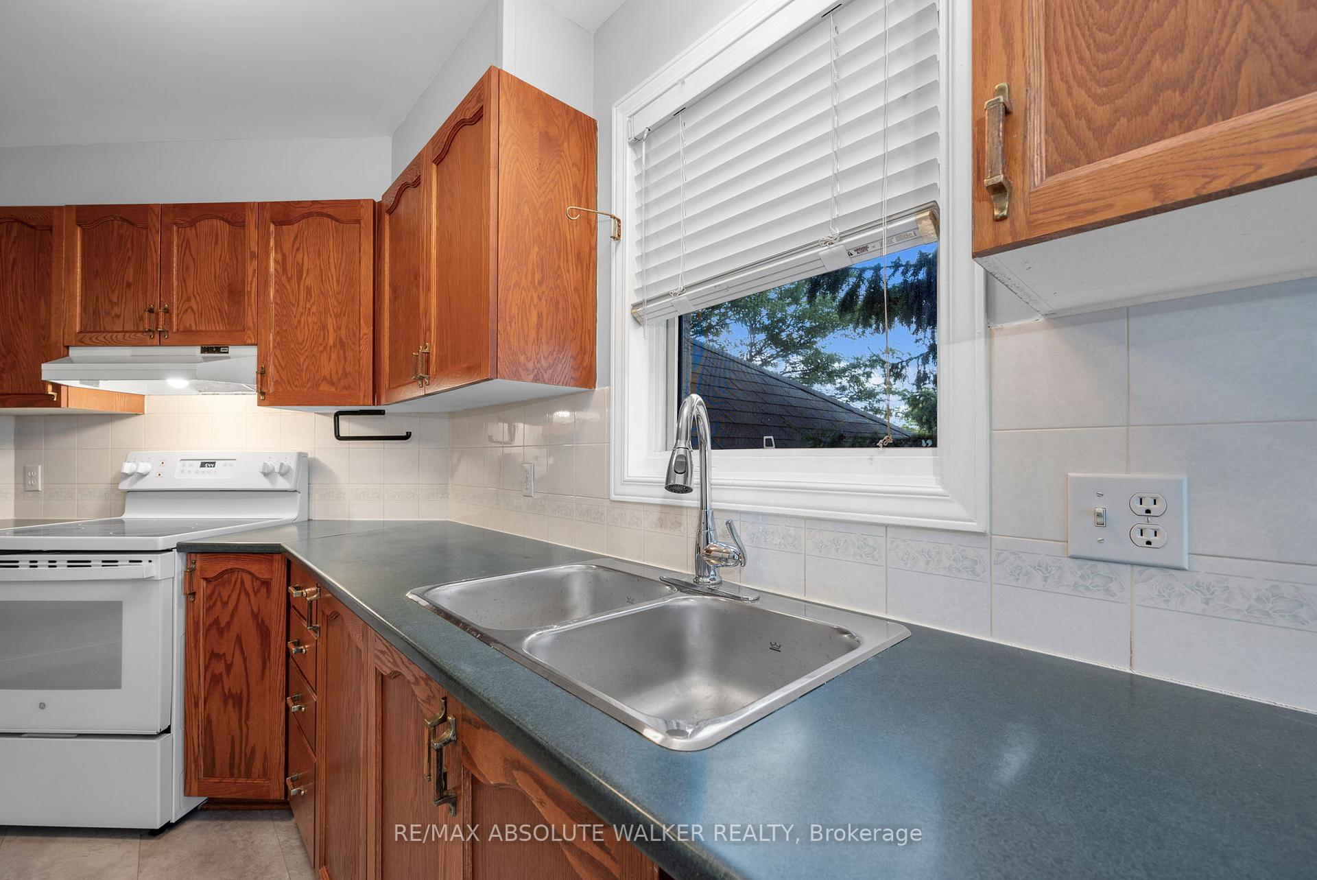 Photo 4 of 1673 Locksley Lane, Ottawa, Beaconwood — HOMEH