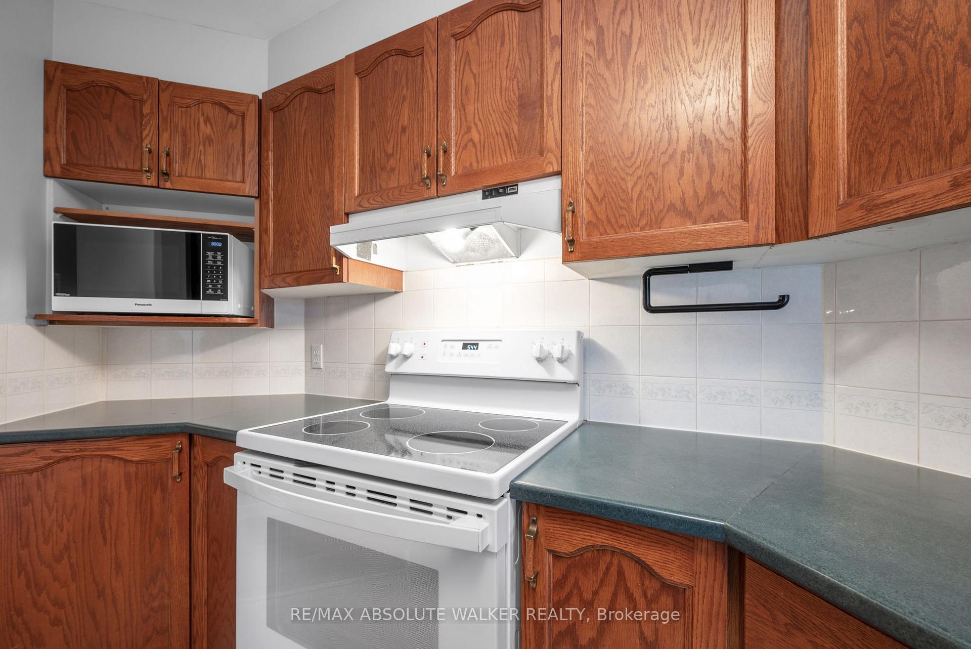 Photo 3 of 1673 Locksley Lane, Ottawa, Beaconwood — HOMEH