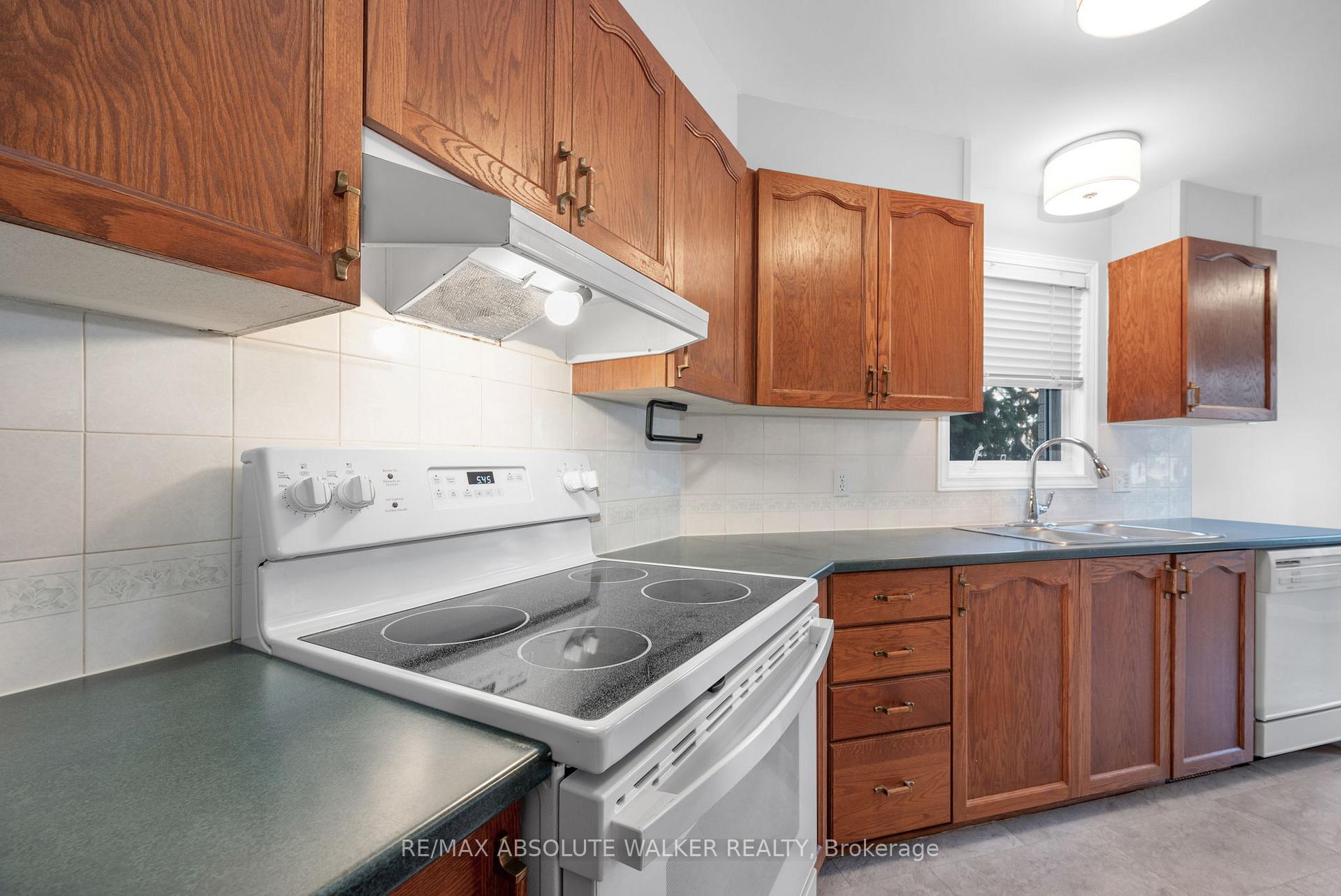 Photo 8 of 1673 Locksley Lane, Ottawa, Beaconwood — HOMEH