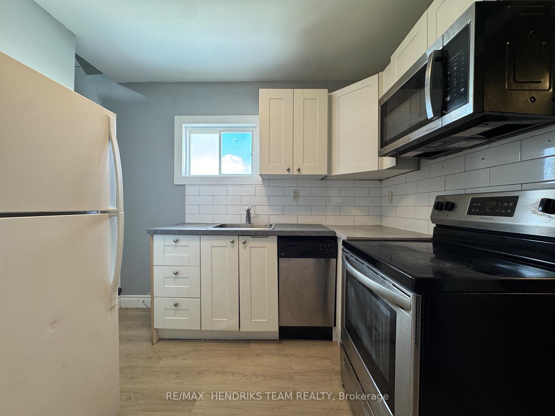 Photo 8 of Unit 2 (UPPER), 130 York Street, St. Catharines, Downtown — HOMEH