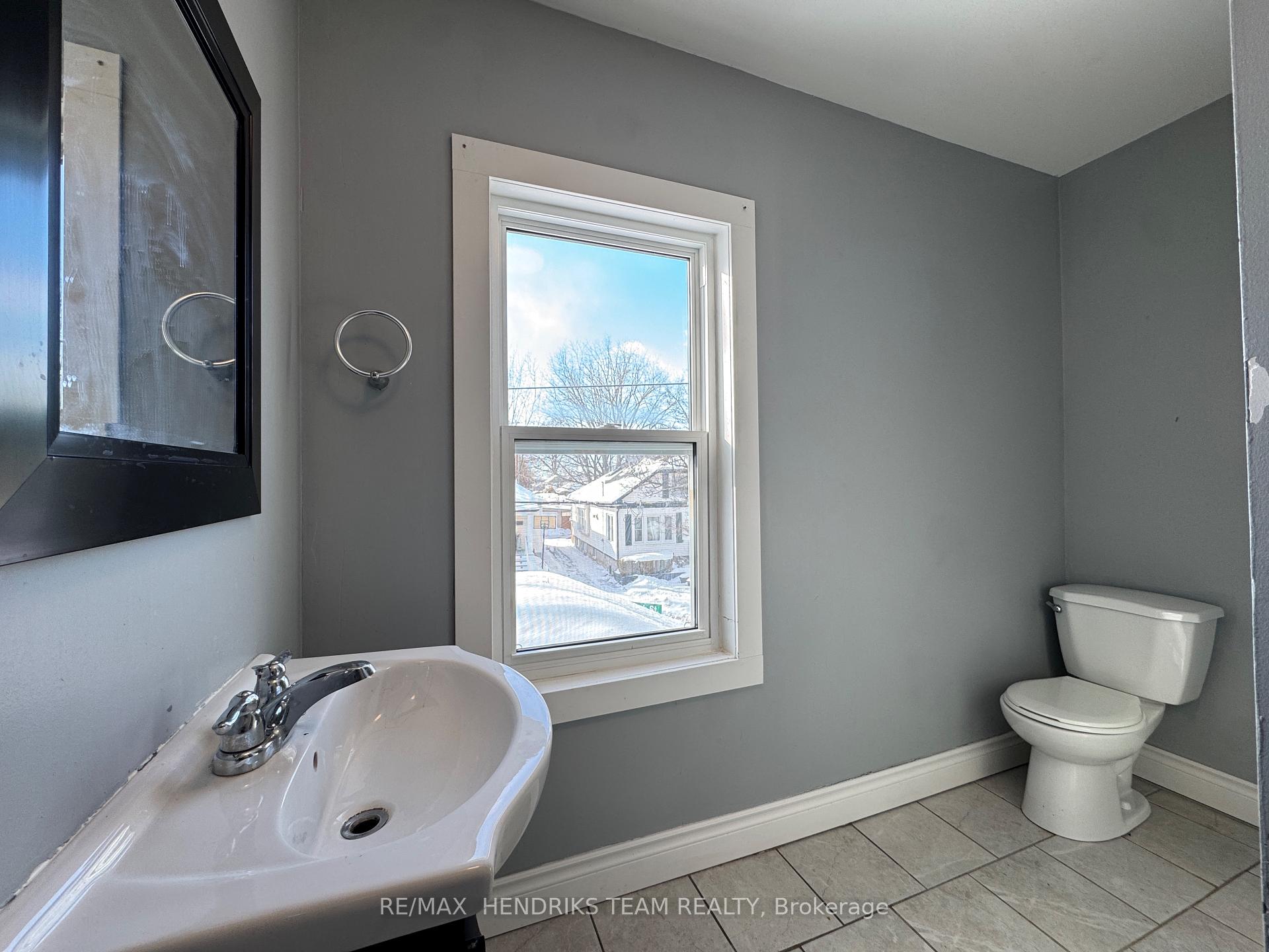 Photo 7 of Unit 2 (UPPER), 130 York Street, St. Catharines, Downtown — HOMEH