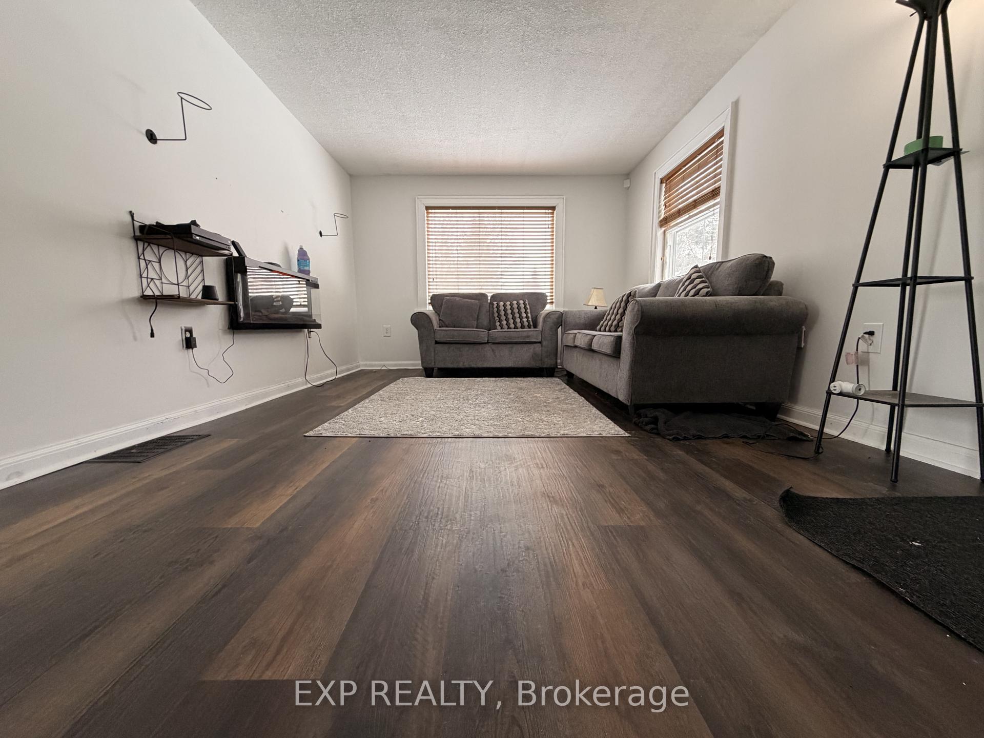 Photo 2 of 78 Yonge Street N, Springwater, Elmvale — HOMEH