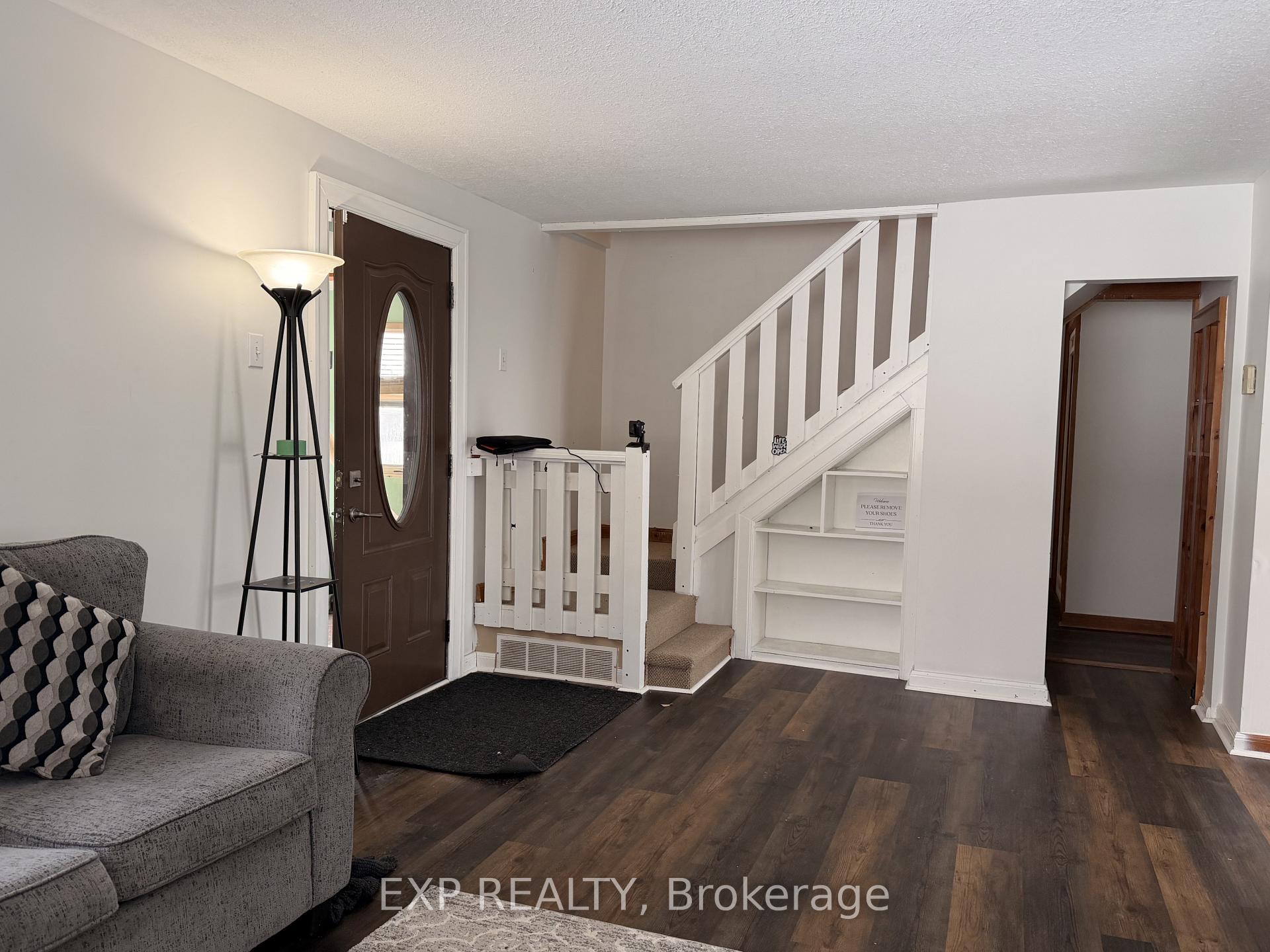 Photo 5 of 78 Yonge Street N, Springwater, Elmvale — HOMEH