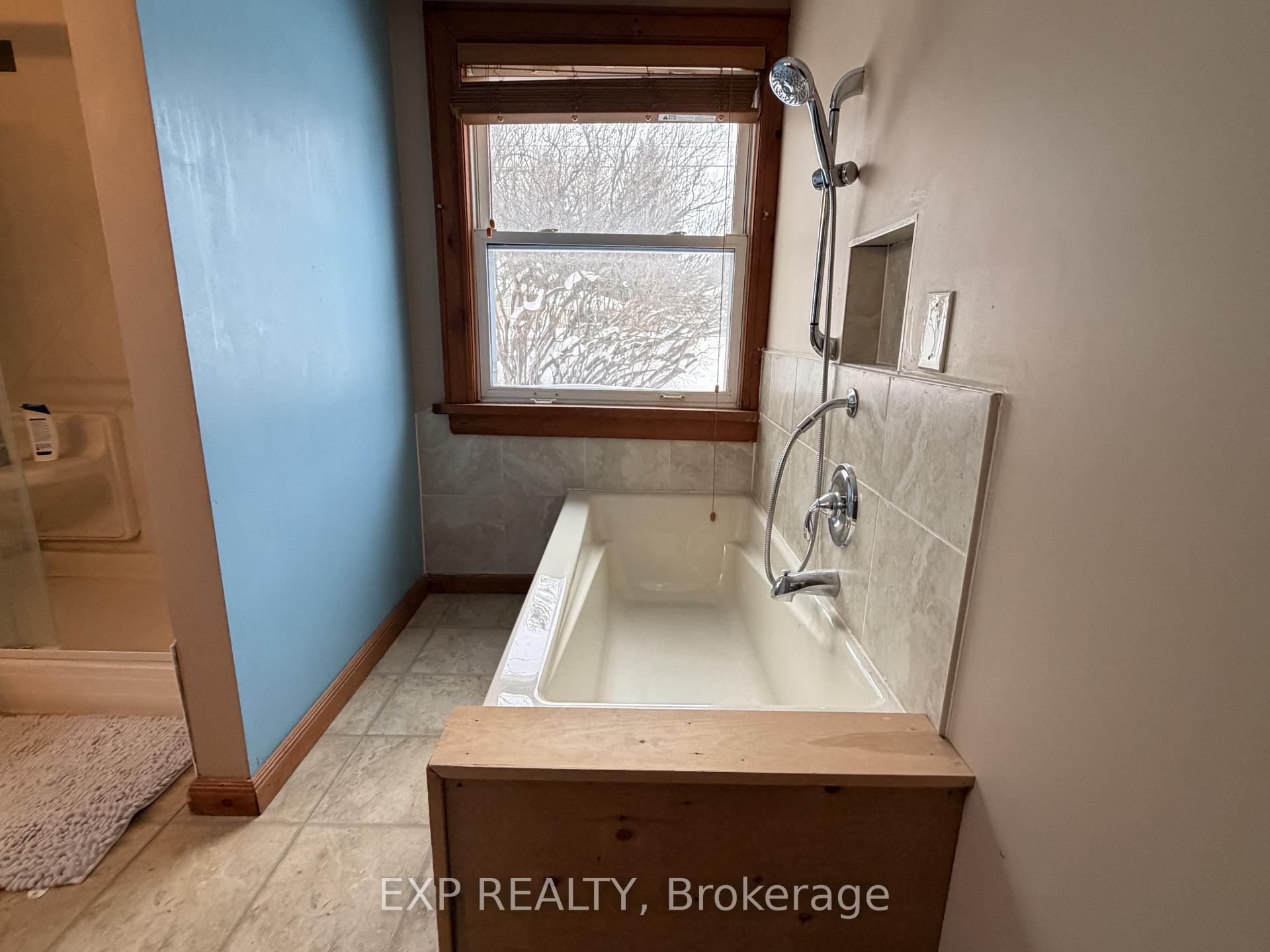 Photo 4 of 78 Yonge Street N, Springwater, Elmvale — HOMEH