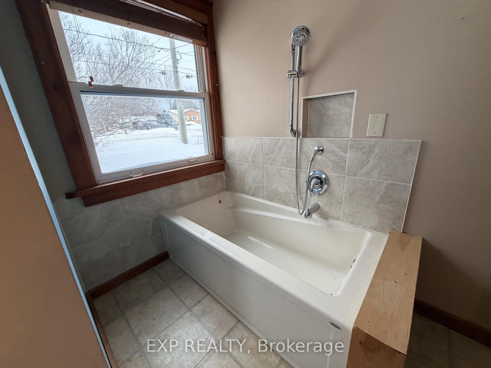 Photo 9 of 78 Yonge Street N, Springwater, Elmvale — HOMEH