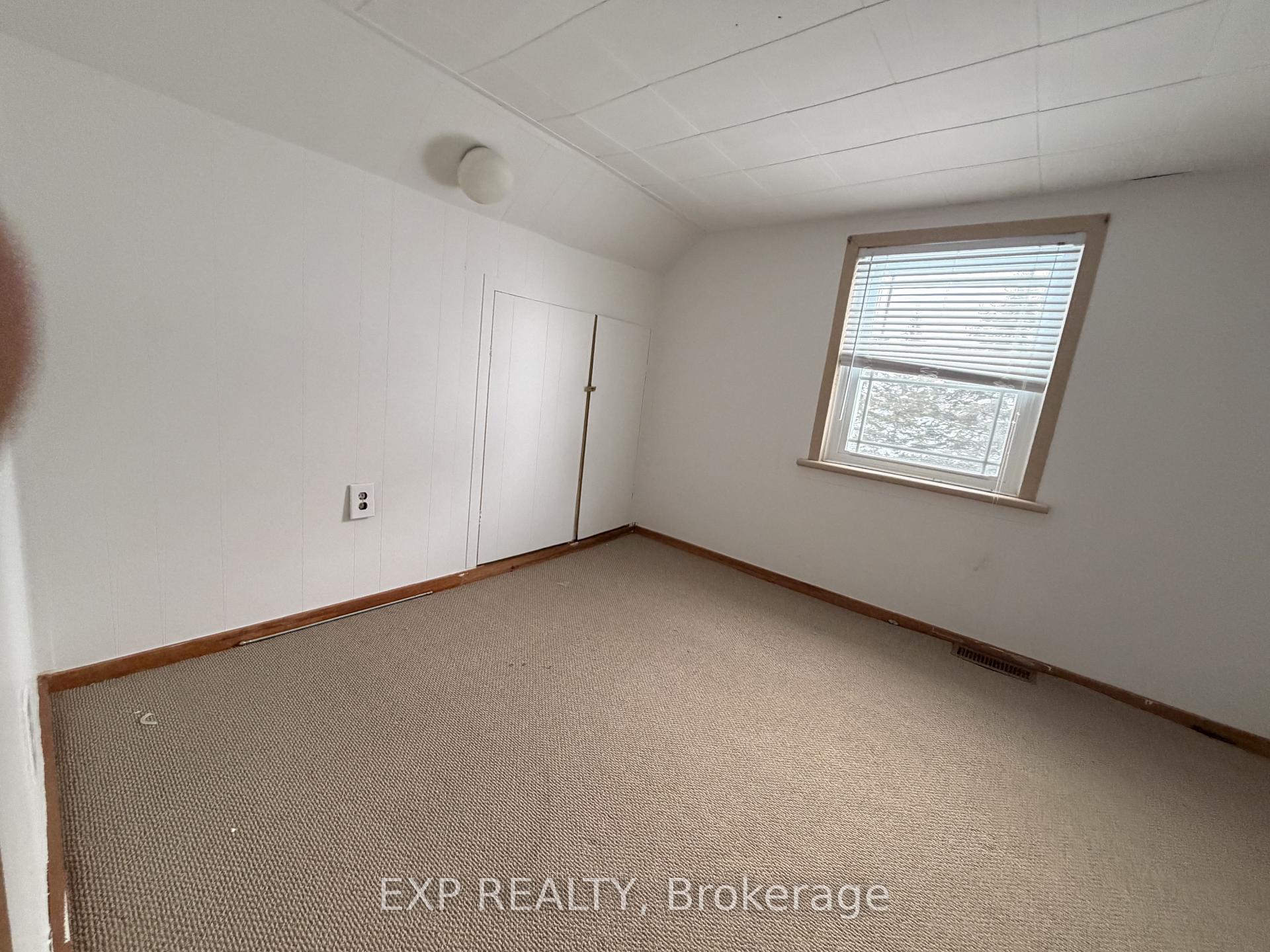Photo 17 of 78 Yonge Street N, Springwater, Elmvale — HOMEH