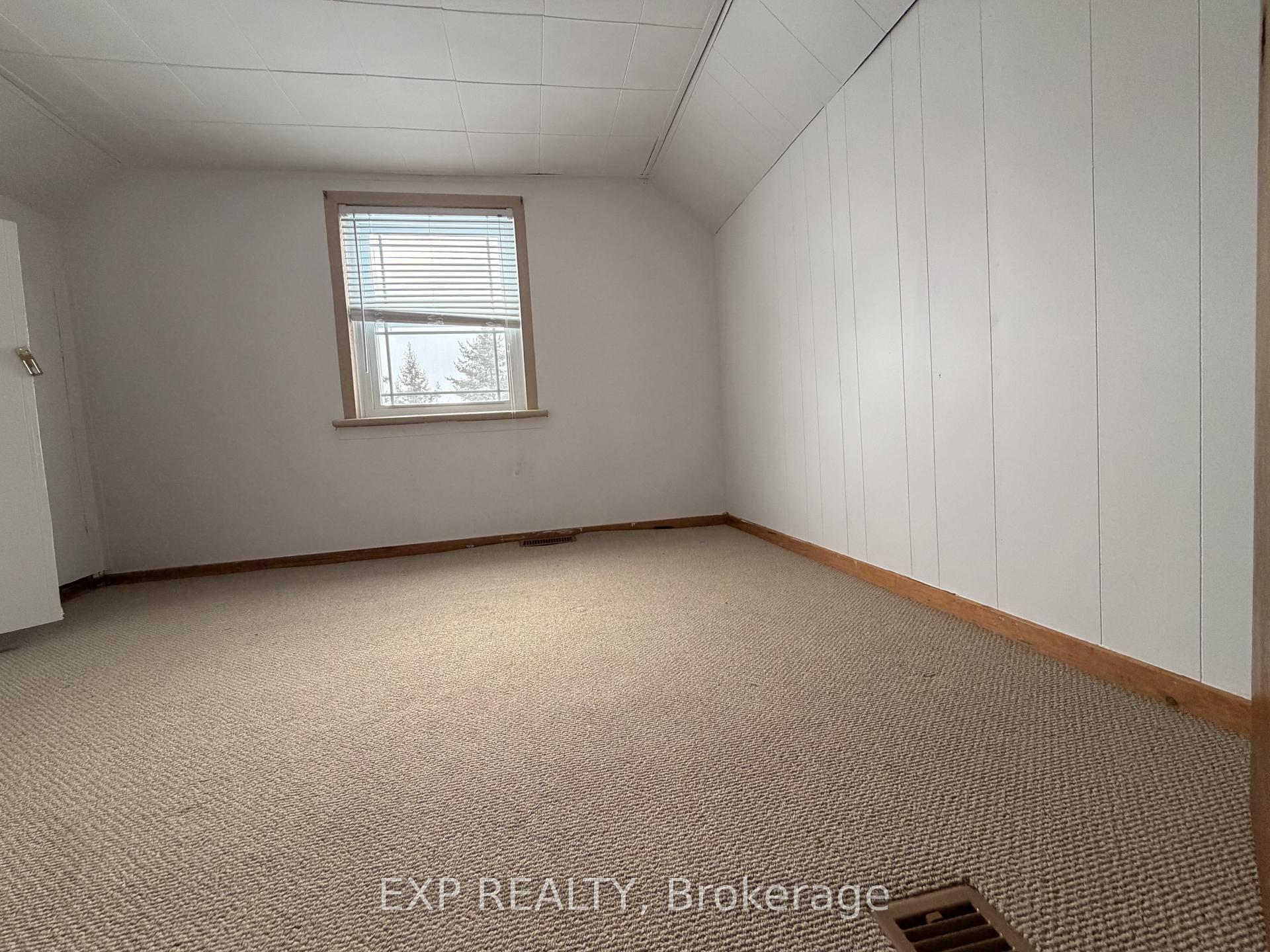 Photo 13 of 78 Yonge Street N, Springwater, Elmvale — HOMEH