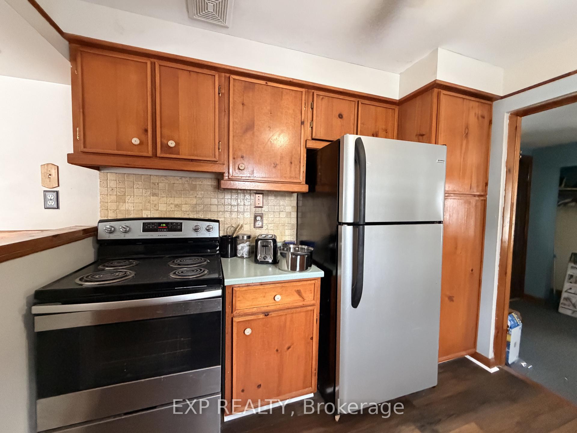 Photo 18 of 78 Yonge Street N, Springwater, Elmvale — HOMEH