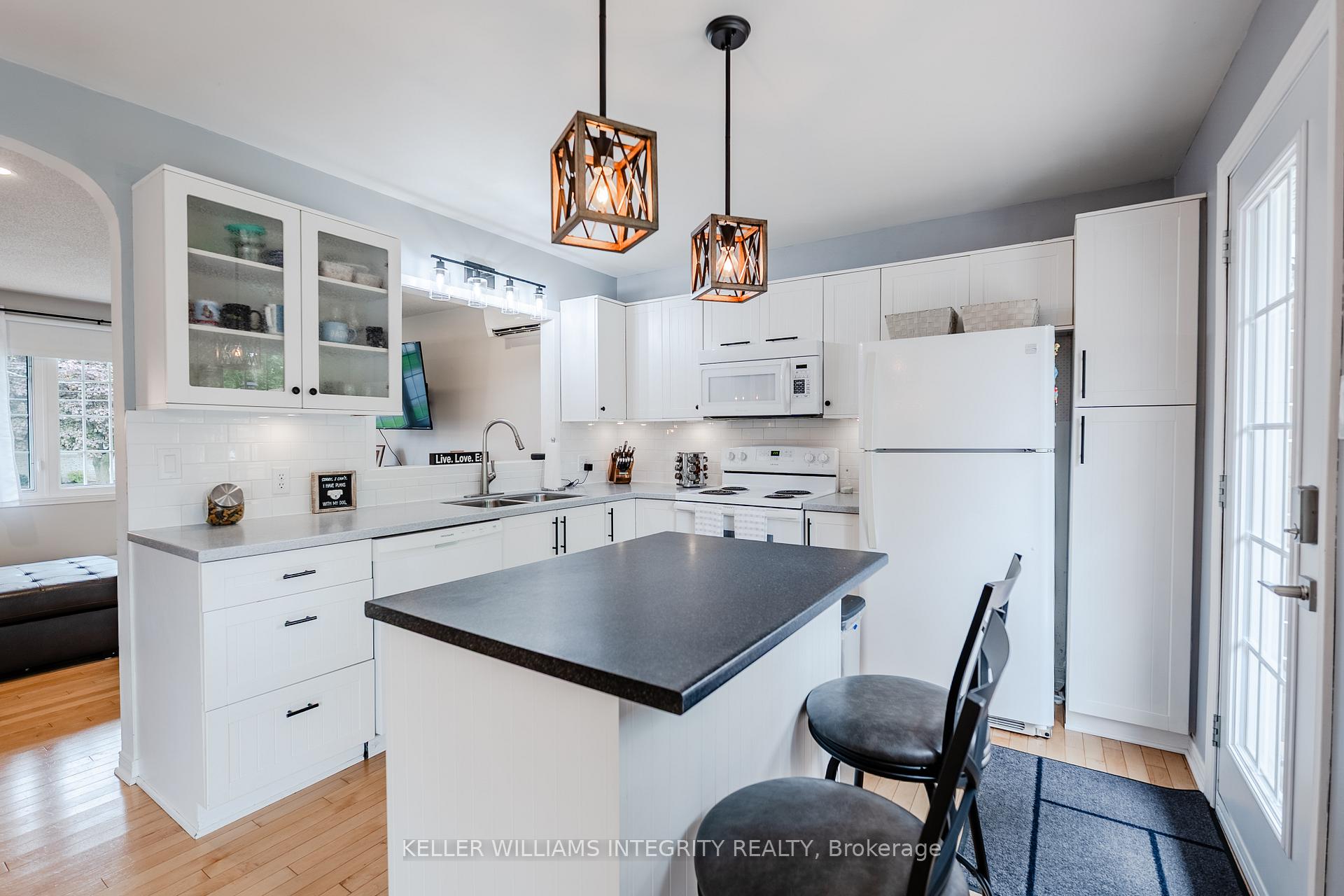 Photo 9 of 35 Wellington Street W, Cornwall — HOMEH
