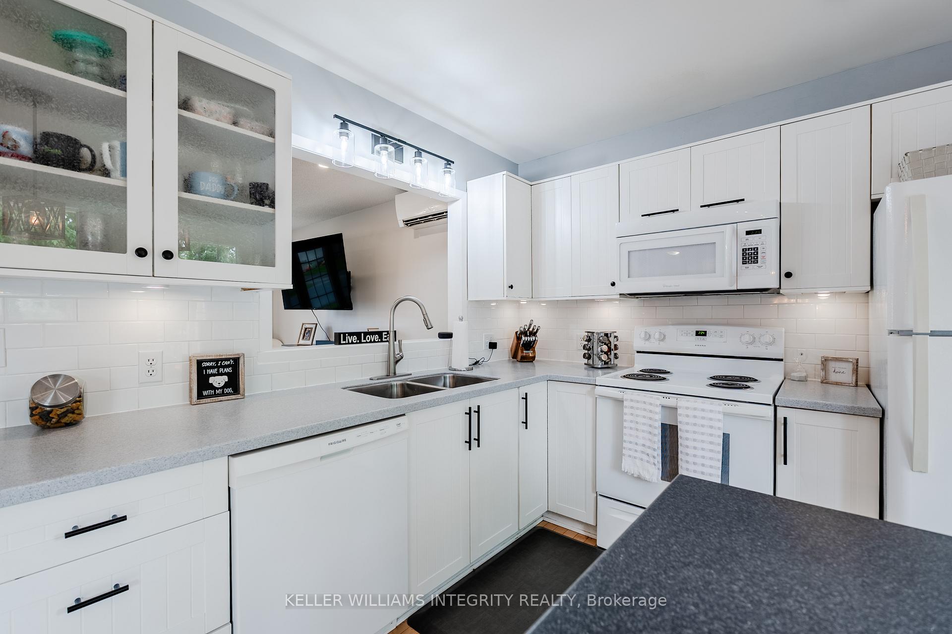 Photo 11 of 35 Wellington Street W, Cornwall — HOMEH
