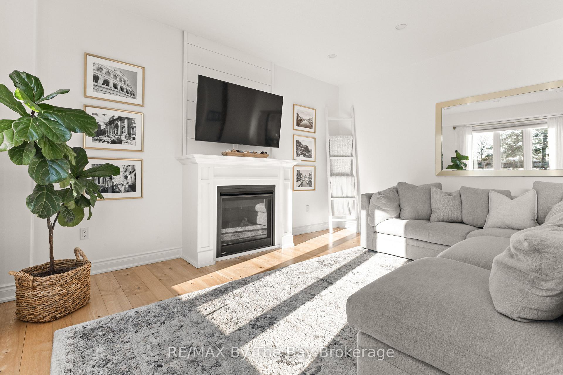 Photo 11 of 77 Lockerbie Crescent, Collingwood — HOMEH