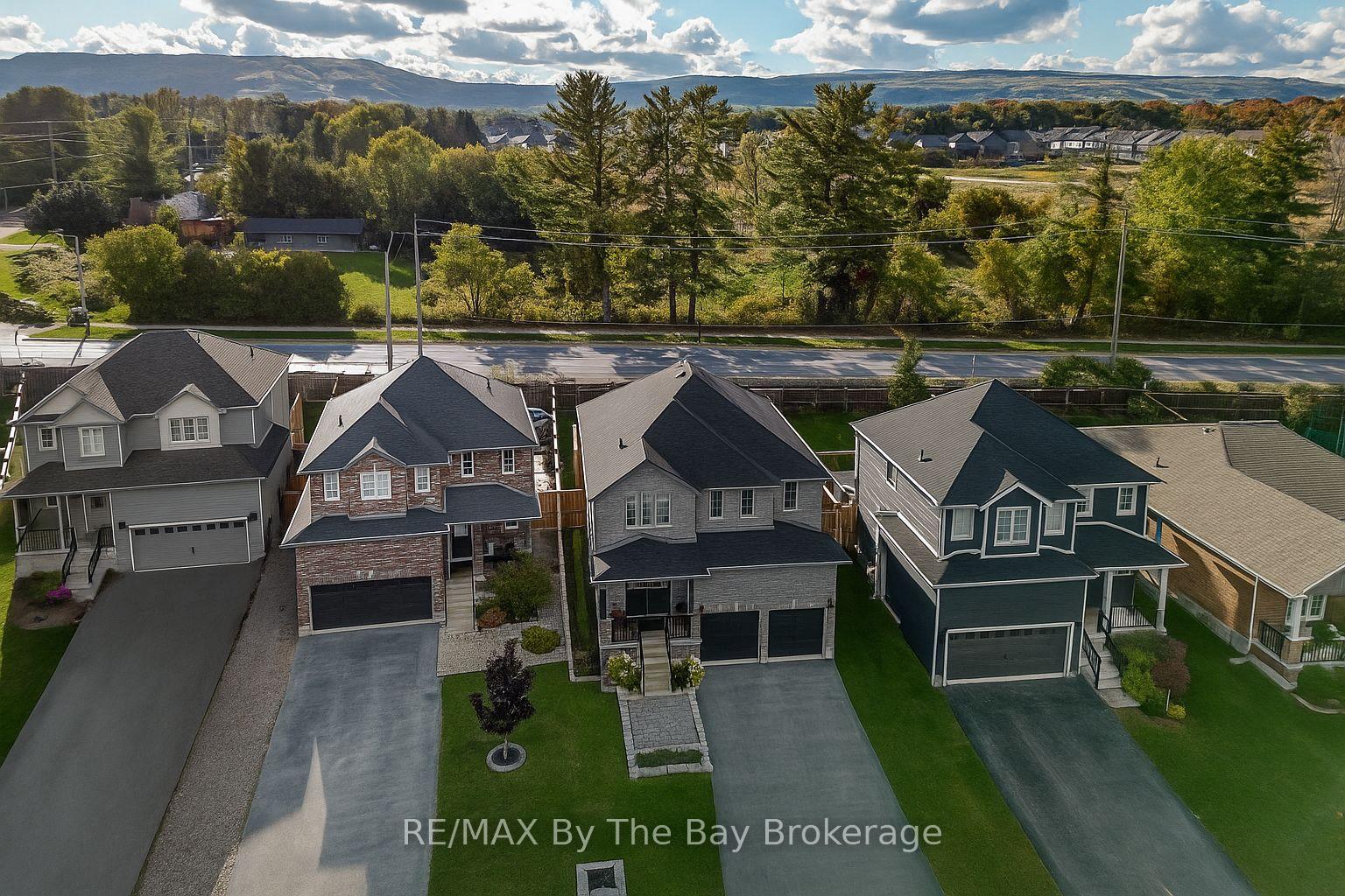 Photo 33 of 77 Lockerbie Crescent, Collingwood — HOMEH