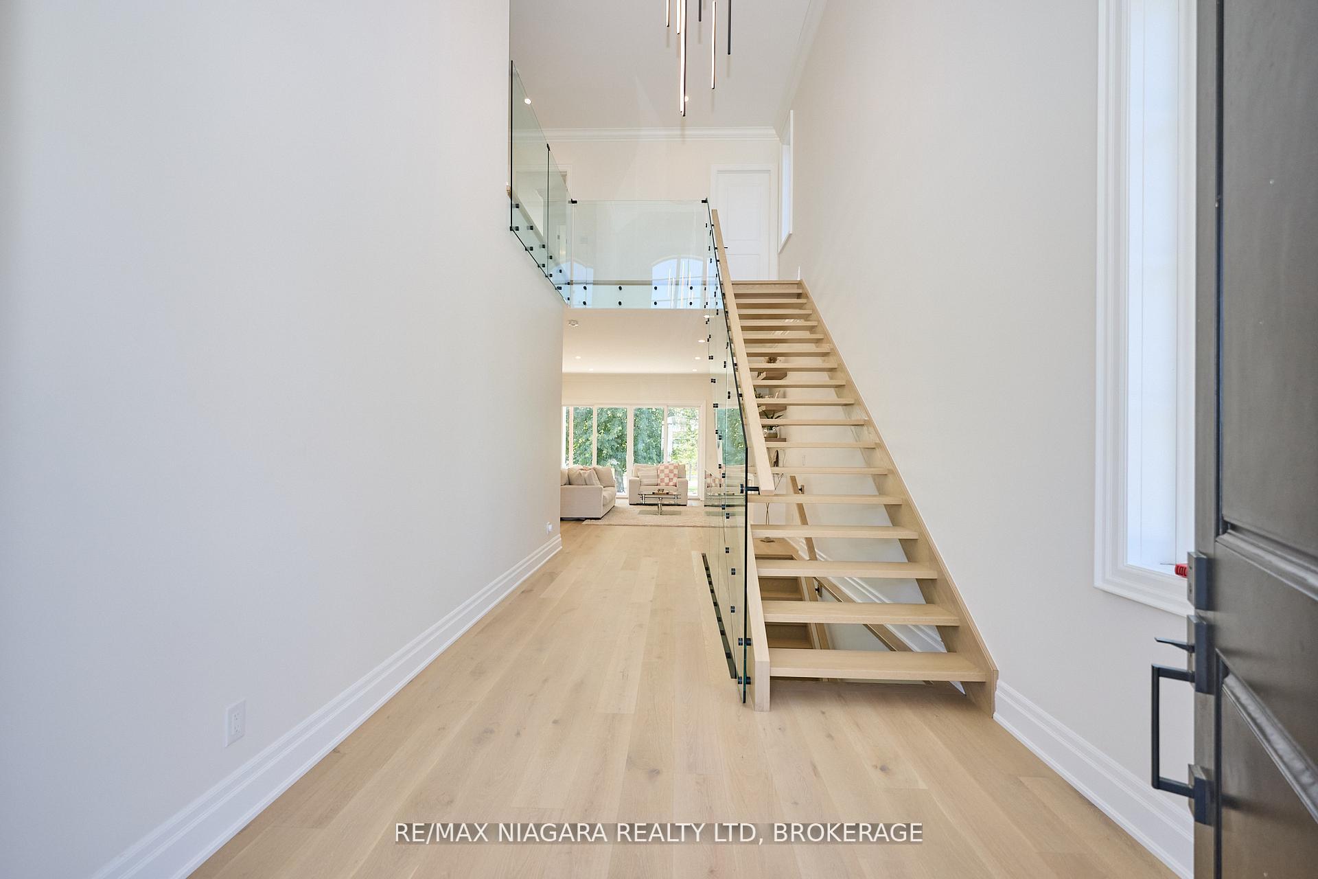 Photo 3 of 21 Ivy Crescent, Thorold, Confederation Heights — HOMEH