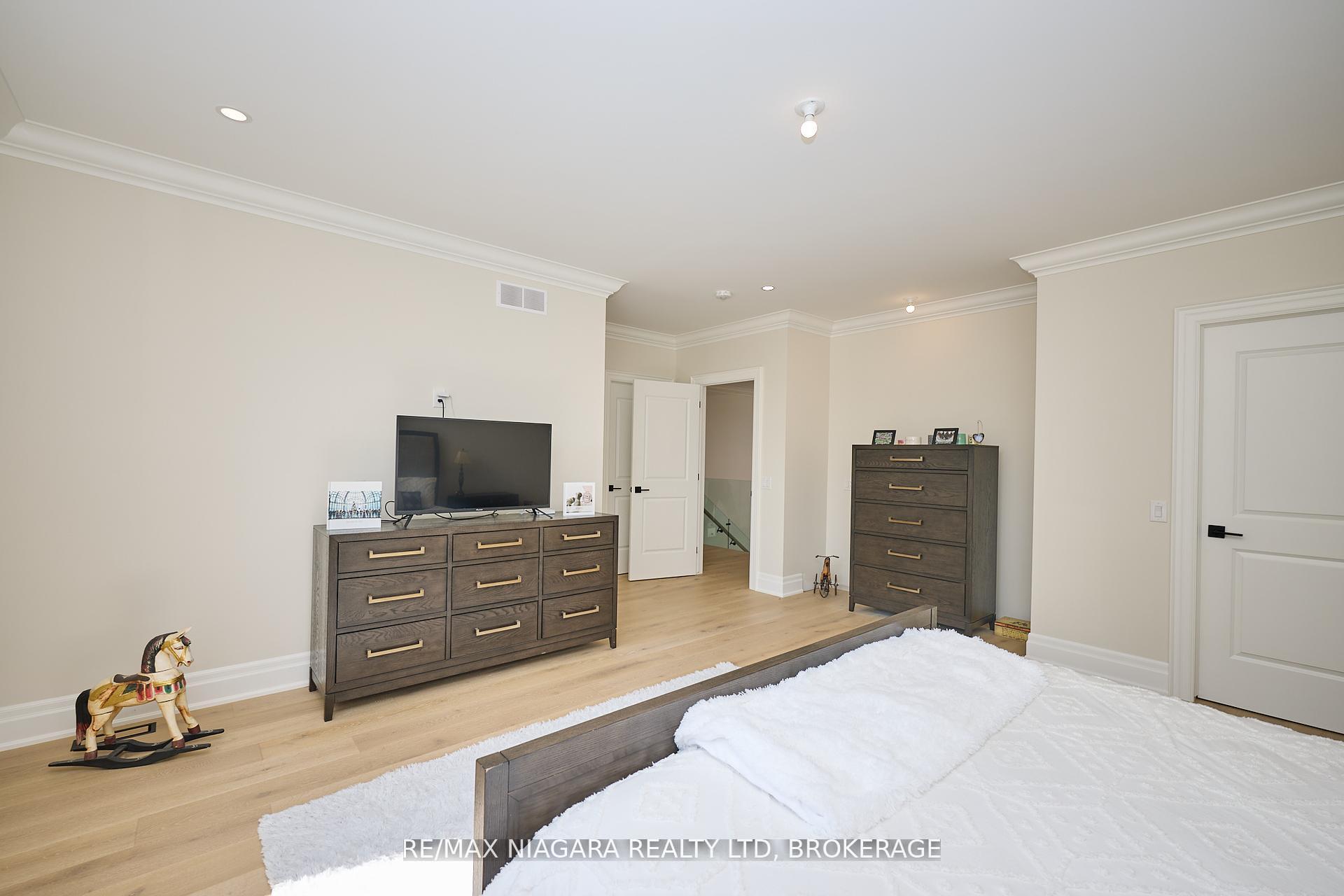 Photo 11 of 21 Ivy Crescent, Thorold, Confederation Heights — HOMEH
