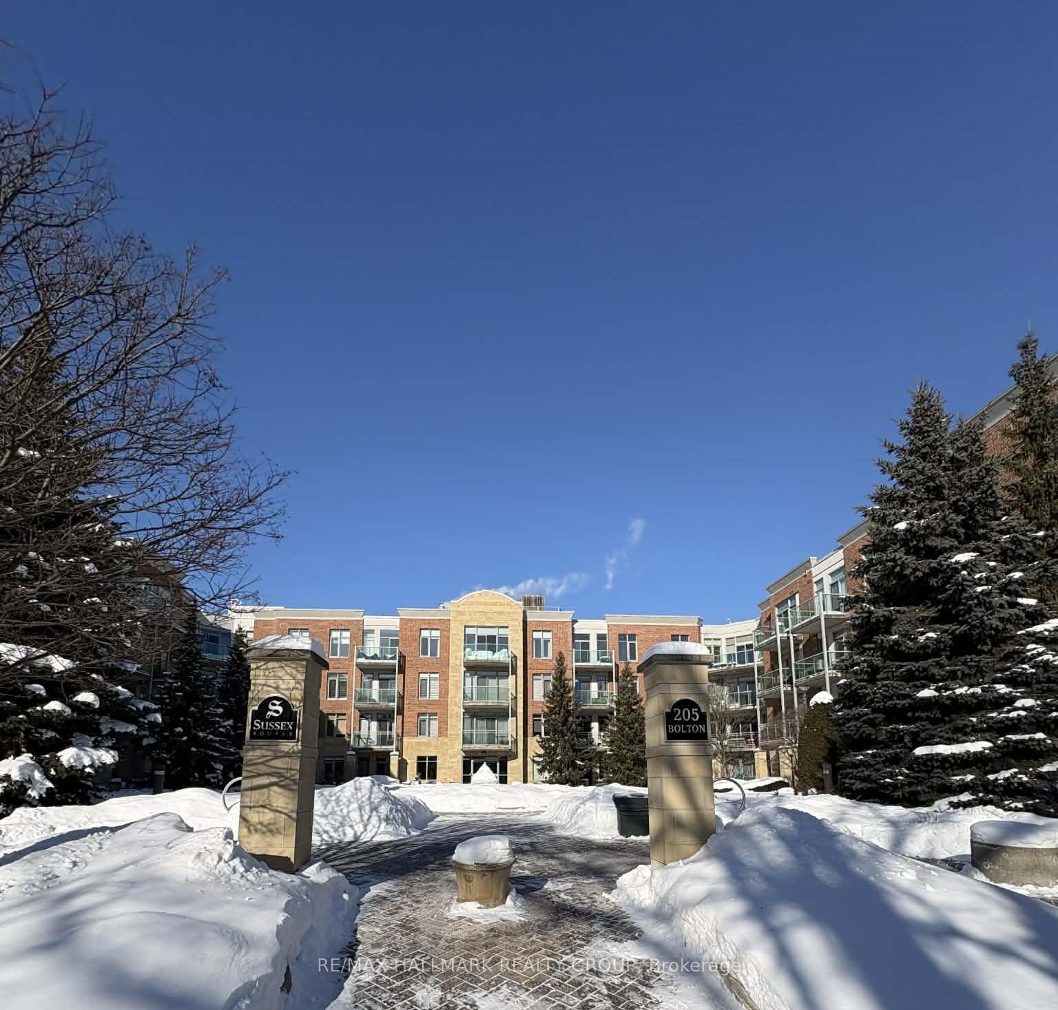 Front of Unit 401, 205 Bolton Street