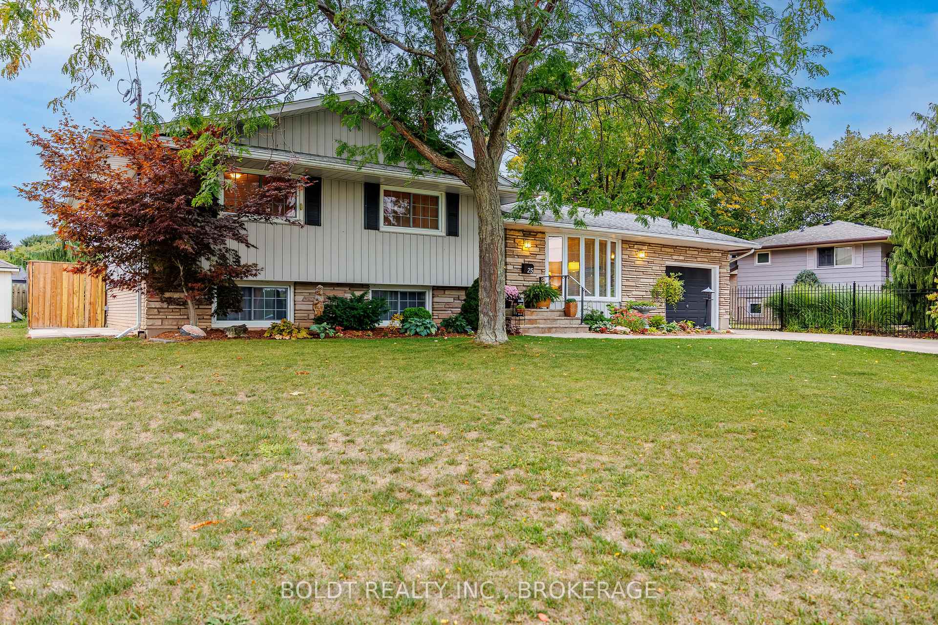 Photo 4 of 25 Neptune Drive, St. Catharines, Bunting/Linwell — HOMEH