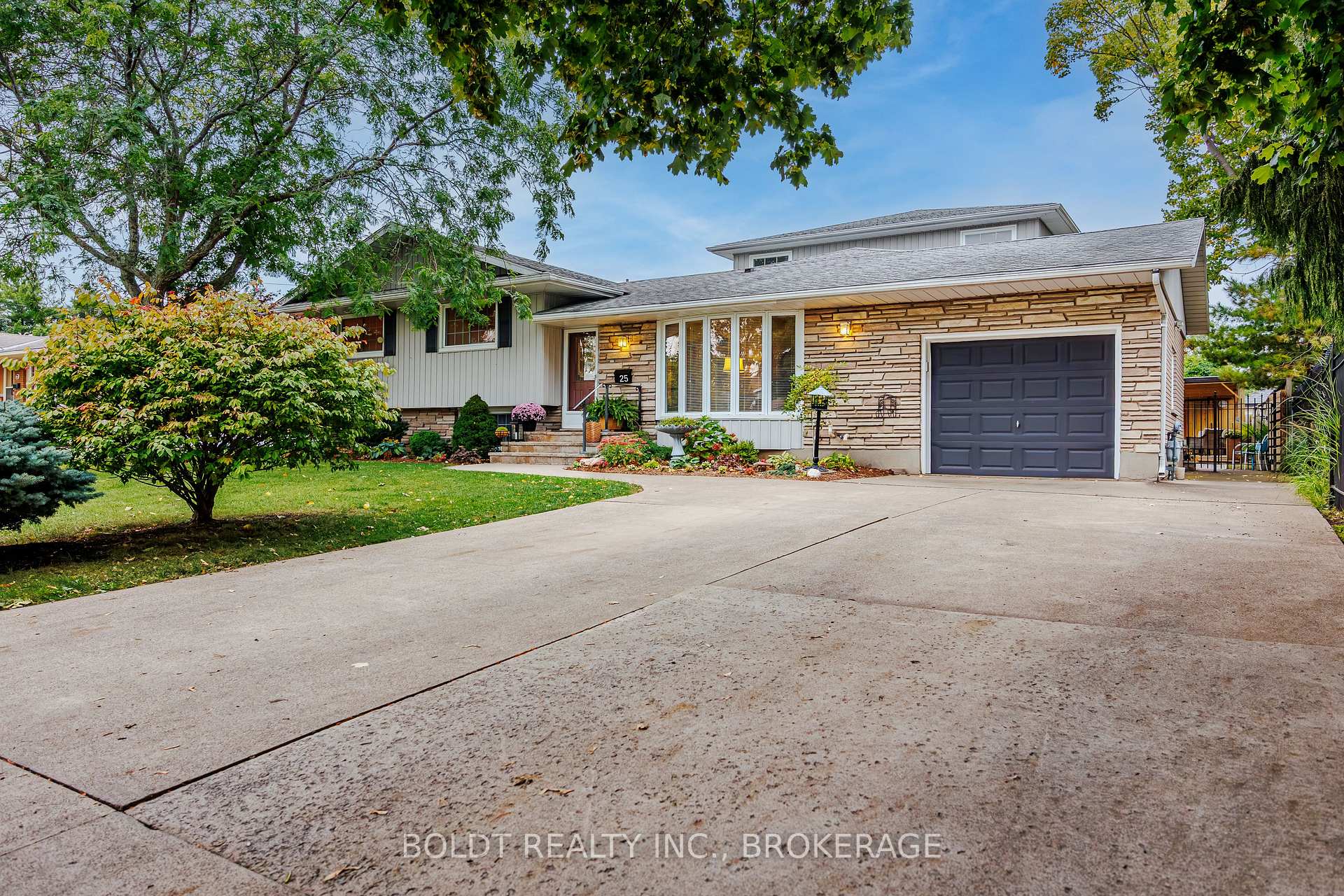 Photo 3 of 25 Neptune Drive, St. Catharines, Bunting/Linwell — HOMEH