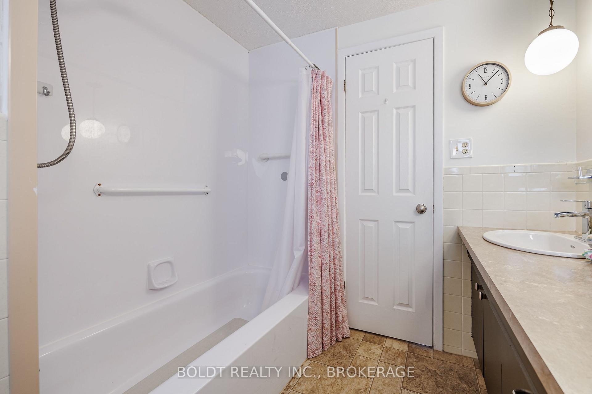 Photo 20 of 25 Neptune Drive, St. Catharines, Bunting/Linwell — HOMEH