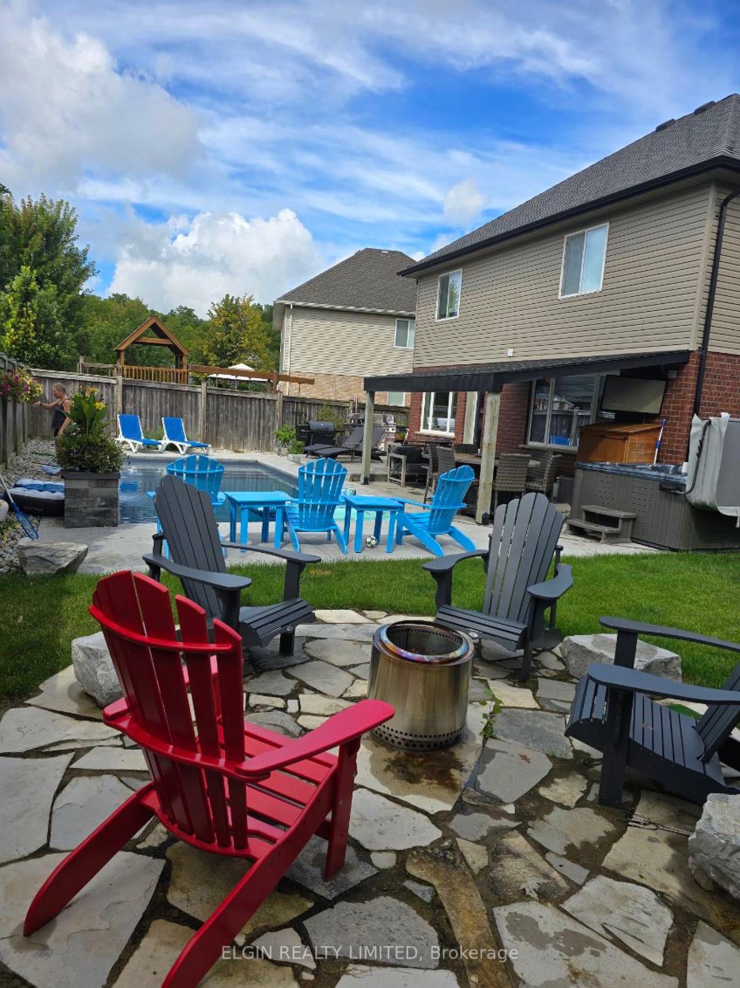 Photo 5 of 10 Kingfisher Court, St. Thomas — HOMEH