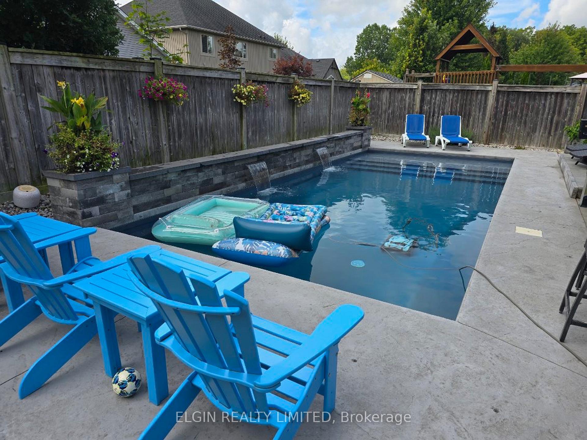 Photo 11 of 10 Kingfisher Court, St. Thomas — HOMEH