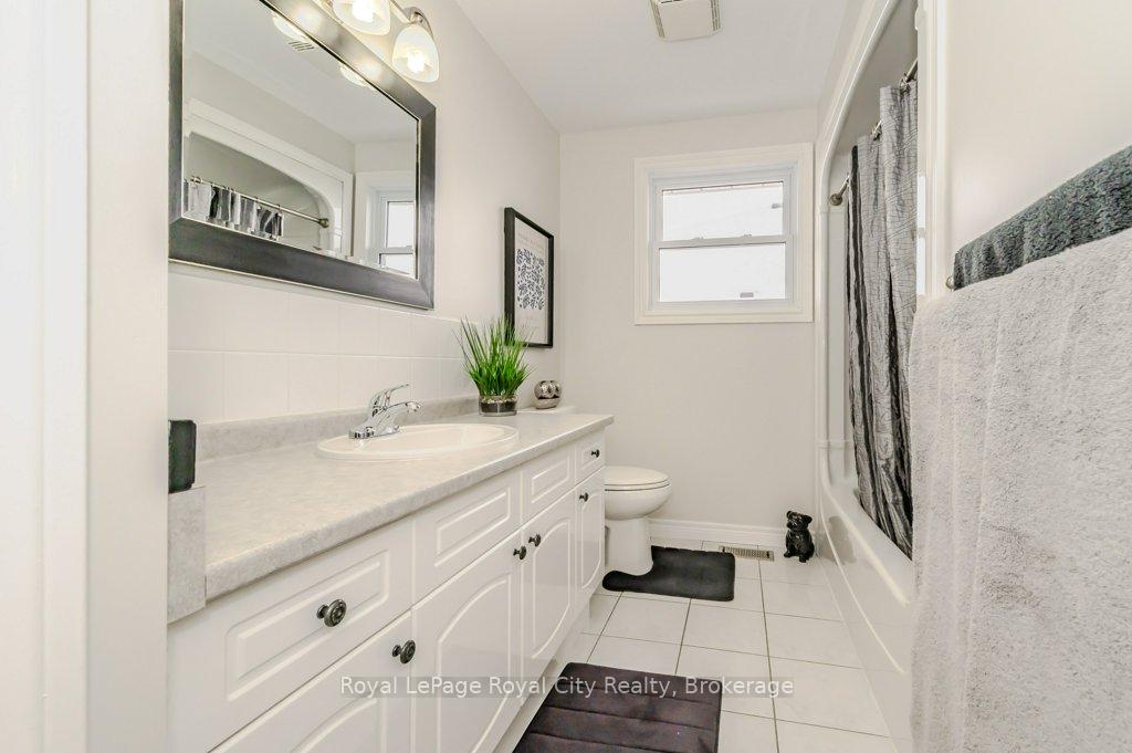 Photo 13 of 100 Windsor Drive, Brant, South Dumfries — HOMEH