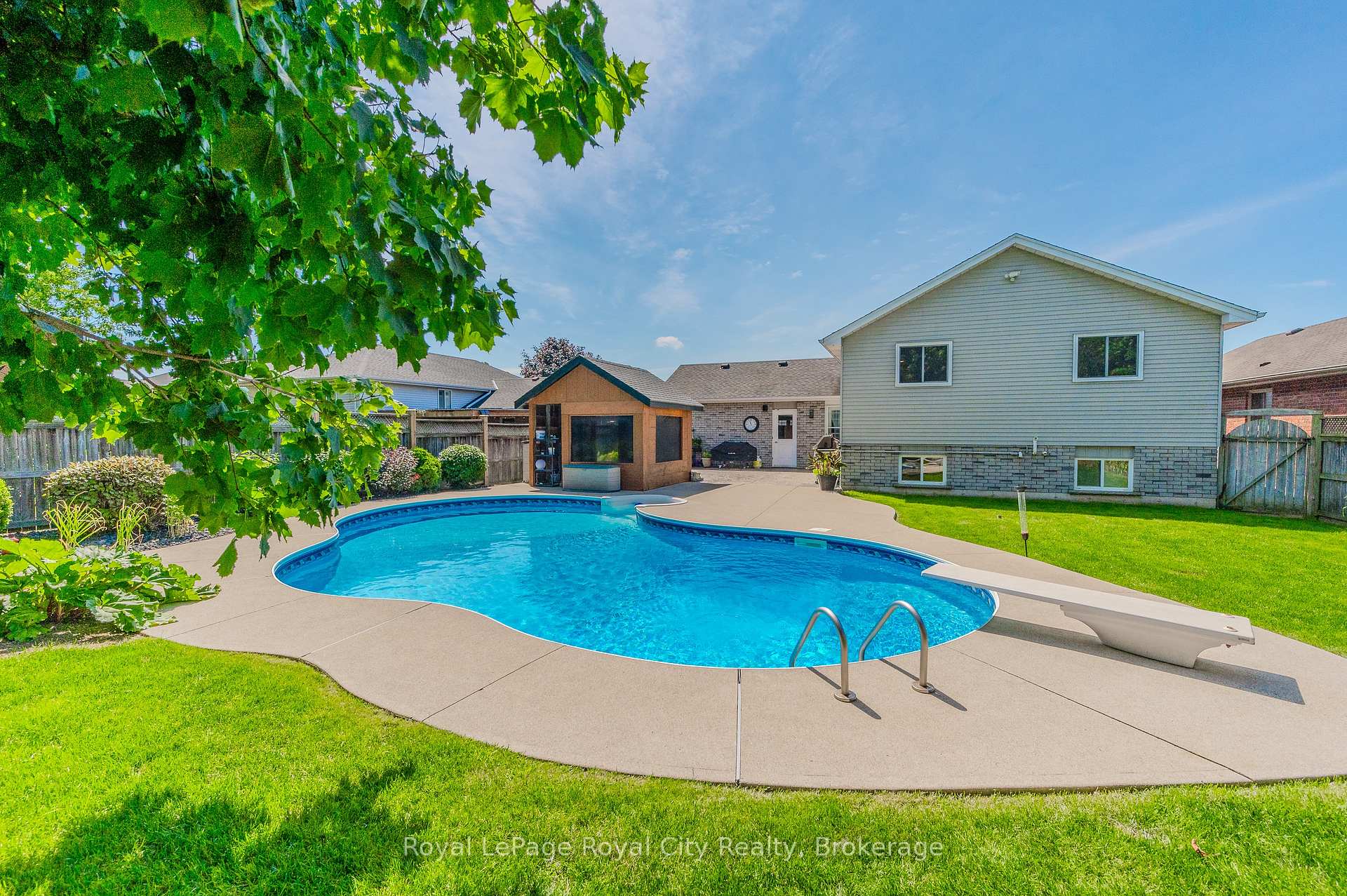 Photo 24 of 100 Windsor Drive, Brant, South Dumfries — HOMEH