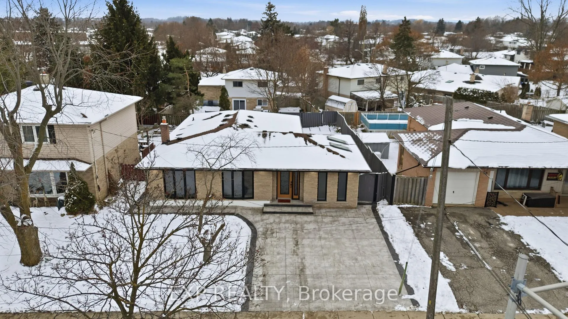 Front of 80 Mountainview Road S