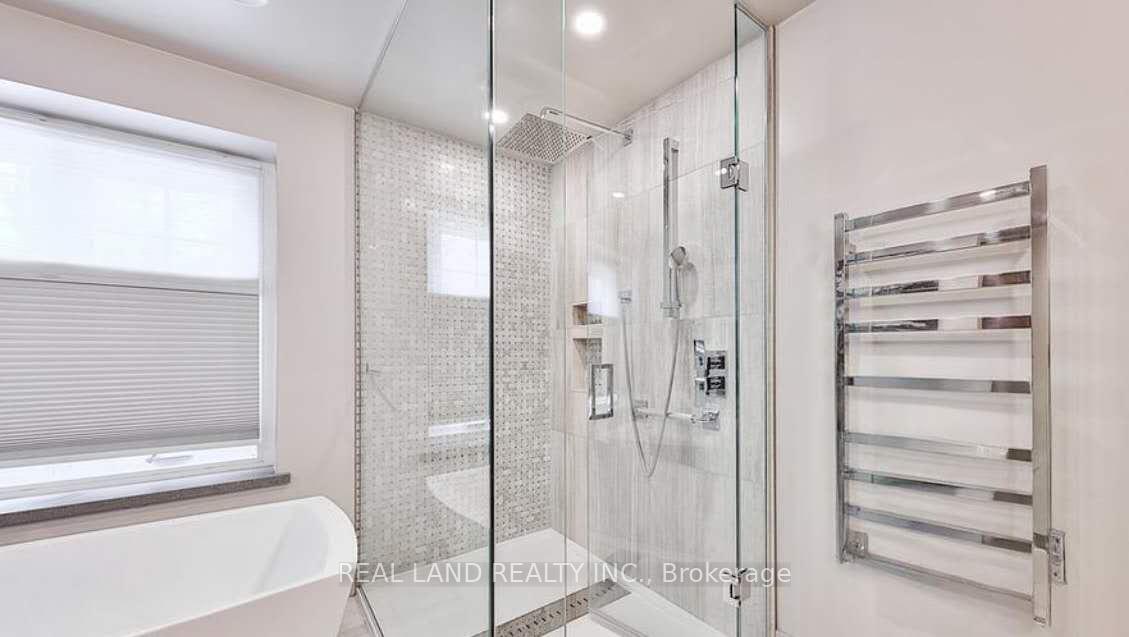 Photo 3 of 2139 Canterbury Drive, Burlington, Tyandaga — HOMEH