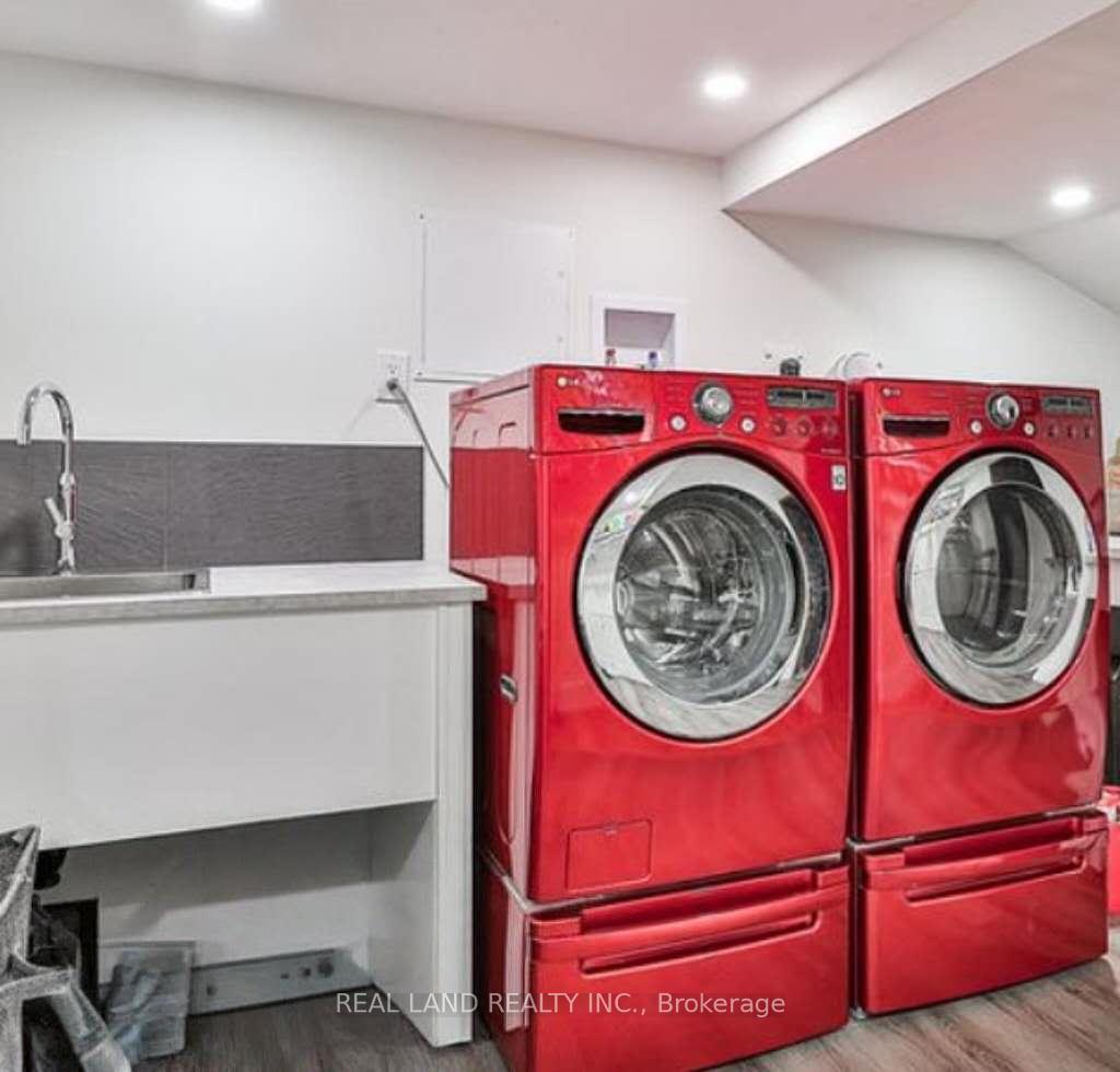 Photo 4 of 2139 Canterbury Drive, Burlington, Tyandaga — HOMEH