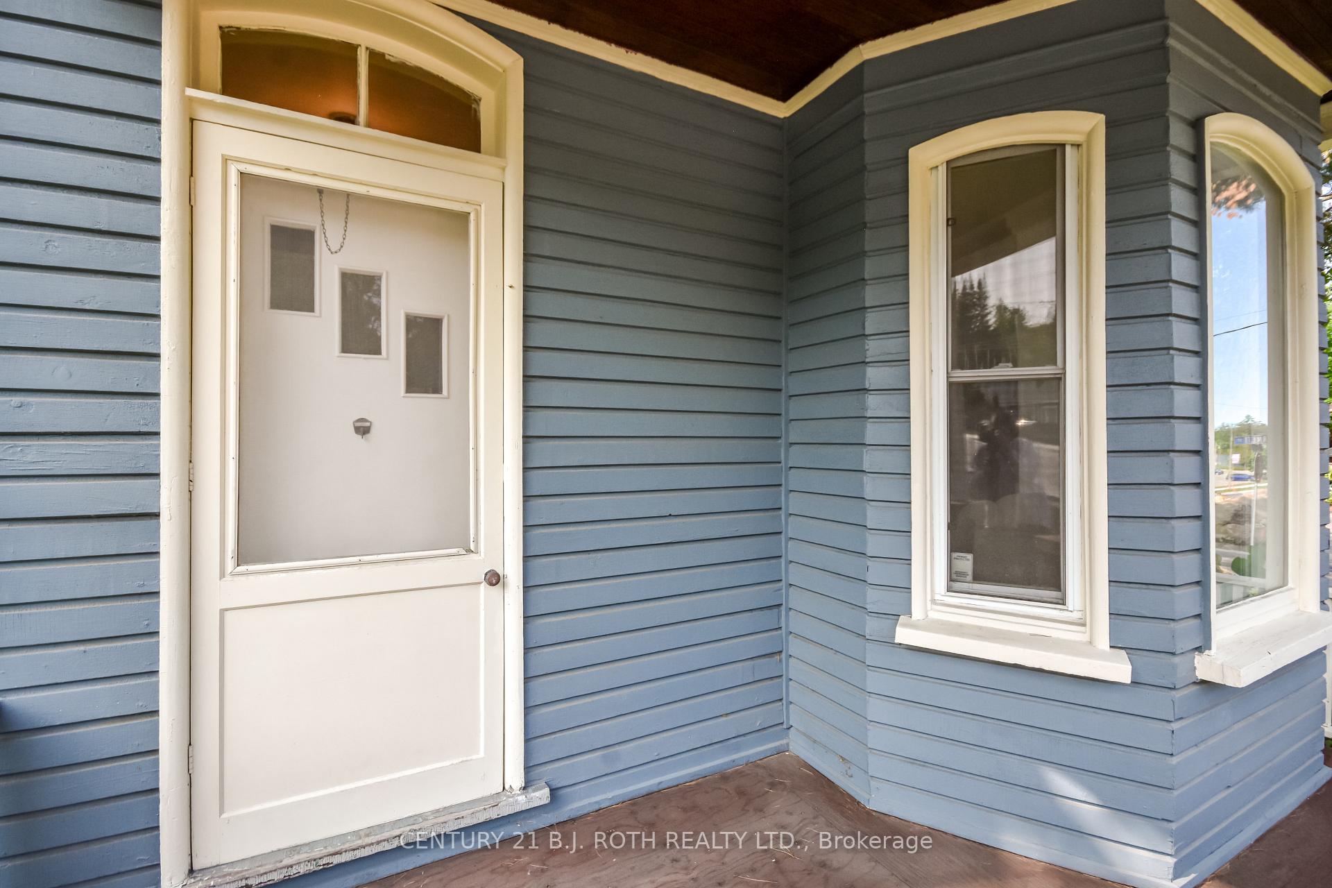 Photo 3 of 791 Bay Street, Gravenhurst, Muskoka (S) — HOMEH