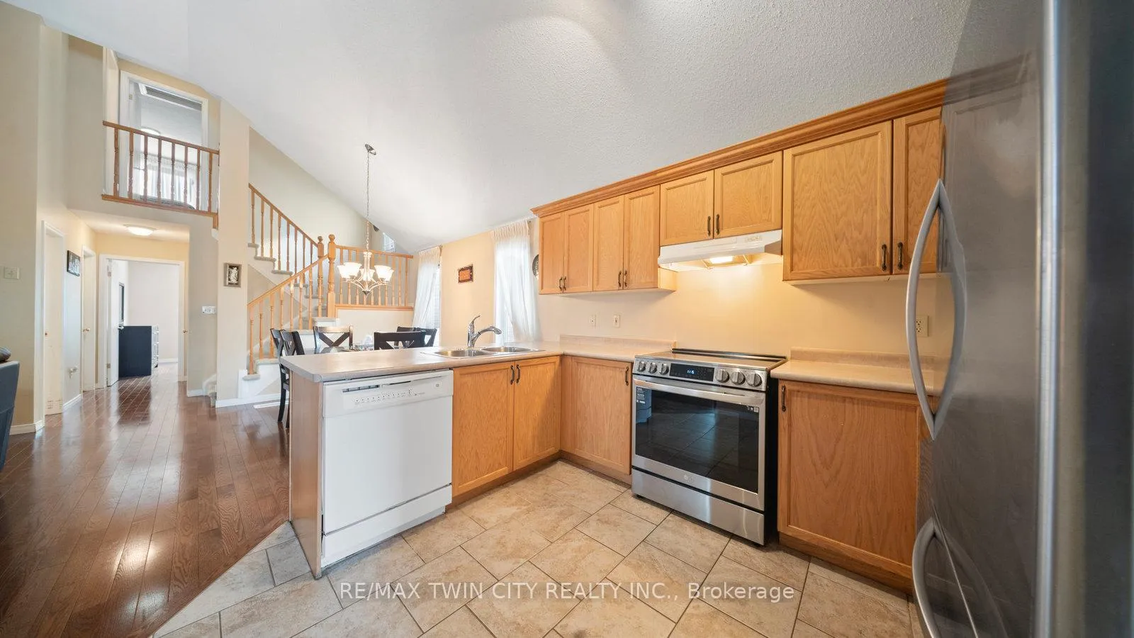 Photo 14 of 38 Sinclair Street, Guelph, Pineridge/Westminster Woods — HOMEH