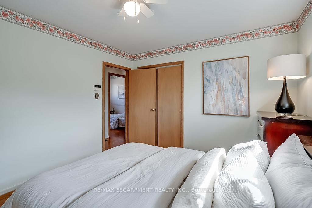 Photo 13 of 363 East Side Crescent, Burlington, Brant — HOMEH