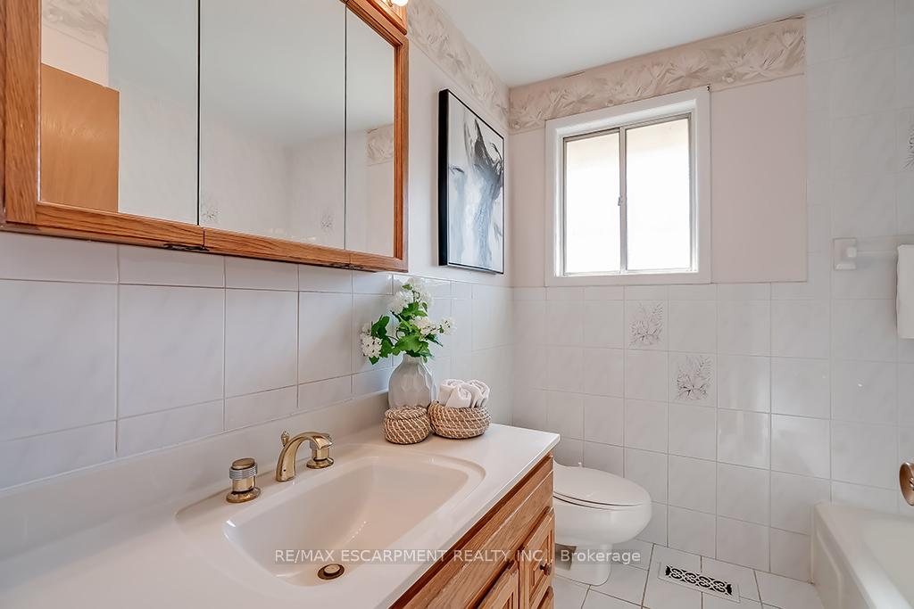 Photo 19 of 363 East Side Crescent, Burlington, Brant — HOMEH