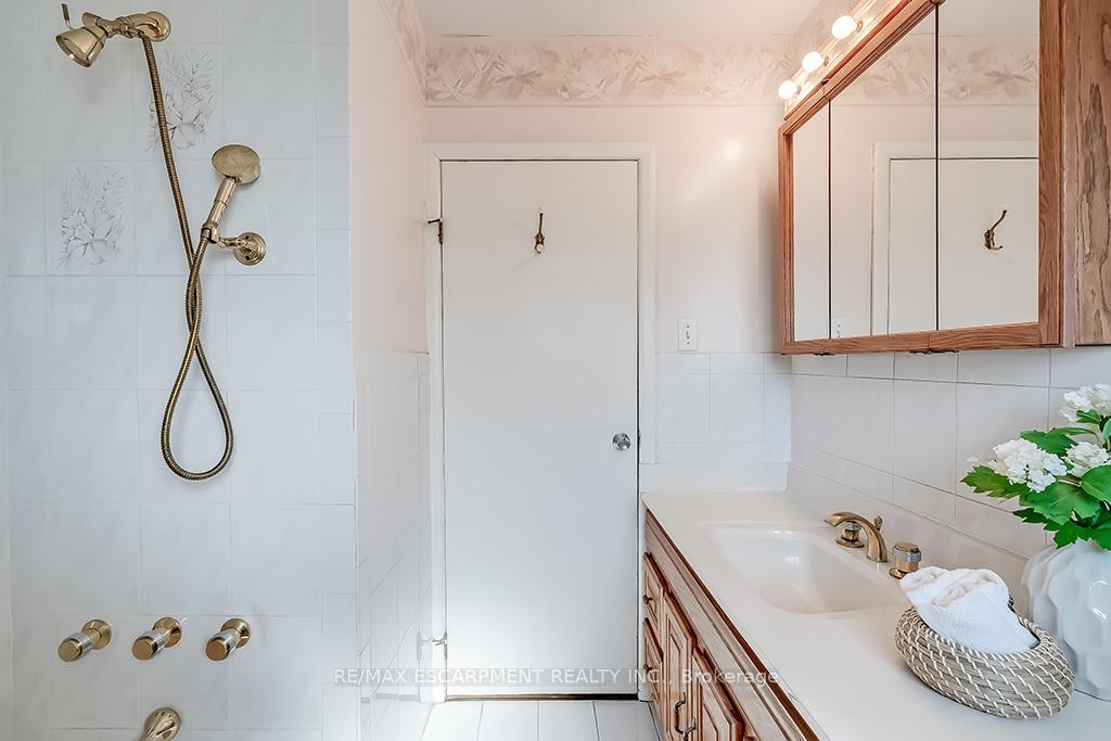 Photo 15 of 363 East Side Crescent, Burlington, Brant — HOMEH