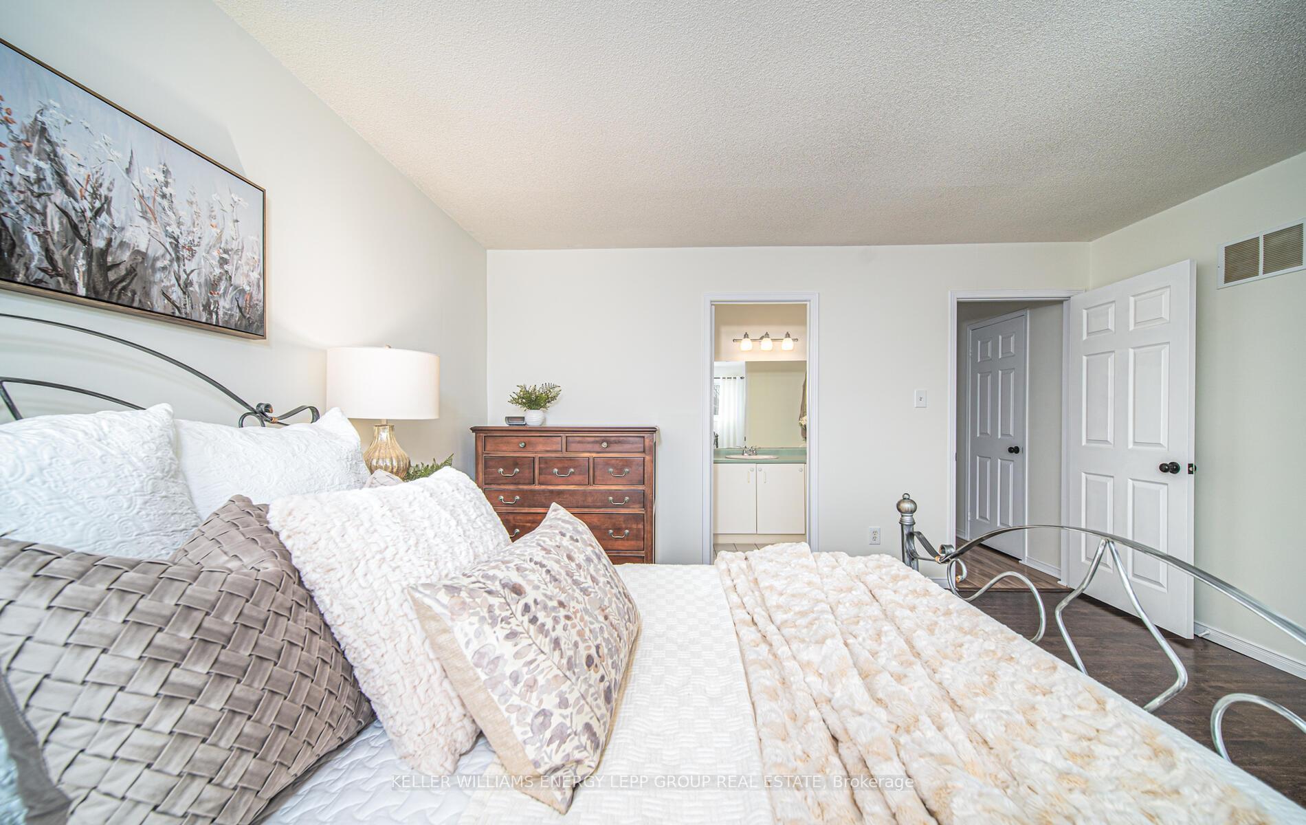 Photo 24 of 34 Marchwood Crescent, Clarington, Bowmanville — HOMEH