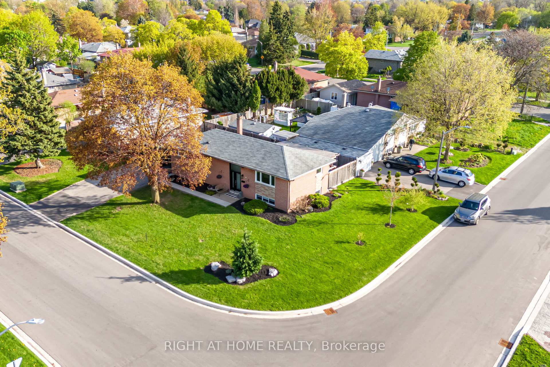 Photo 2 of 43 Sherwood Crescent, Brampton, Northwood Park — HOMEH