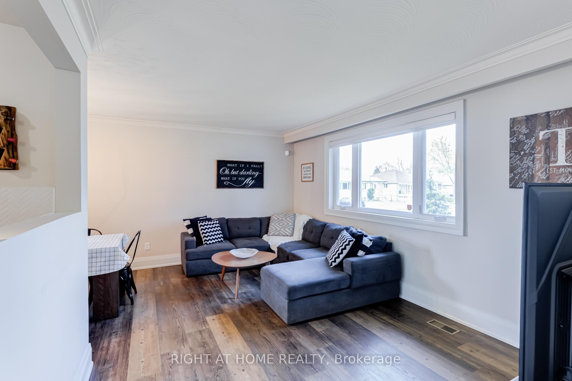 Photo 4 of 43 Sherwood Crescent, Brampton, Northwood Park — HOMEH
