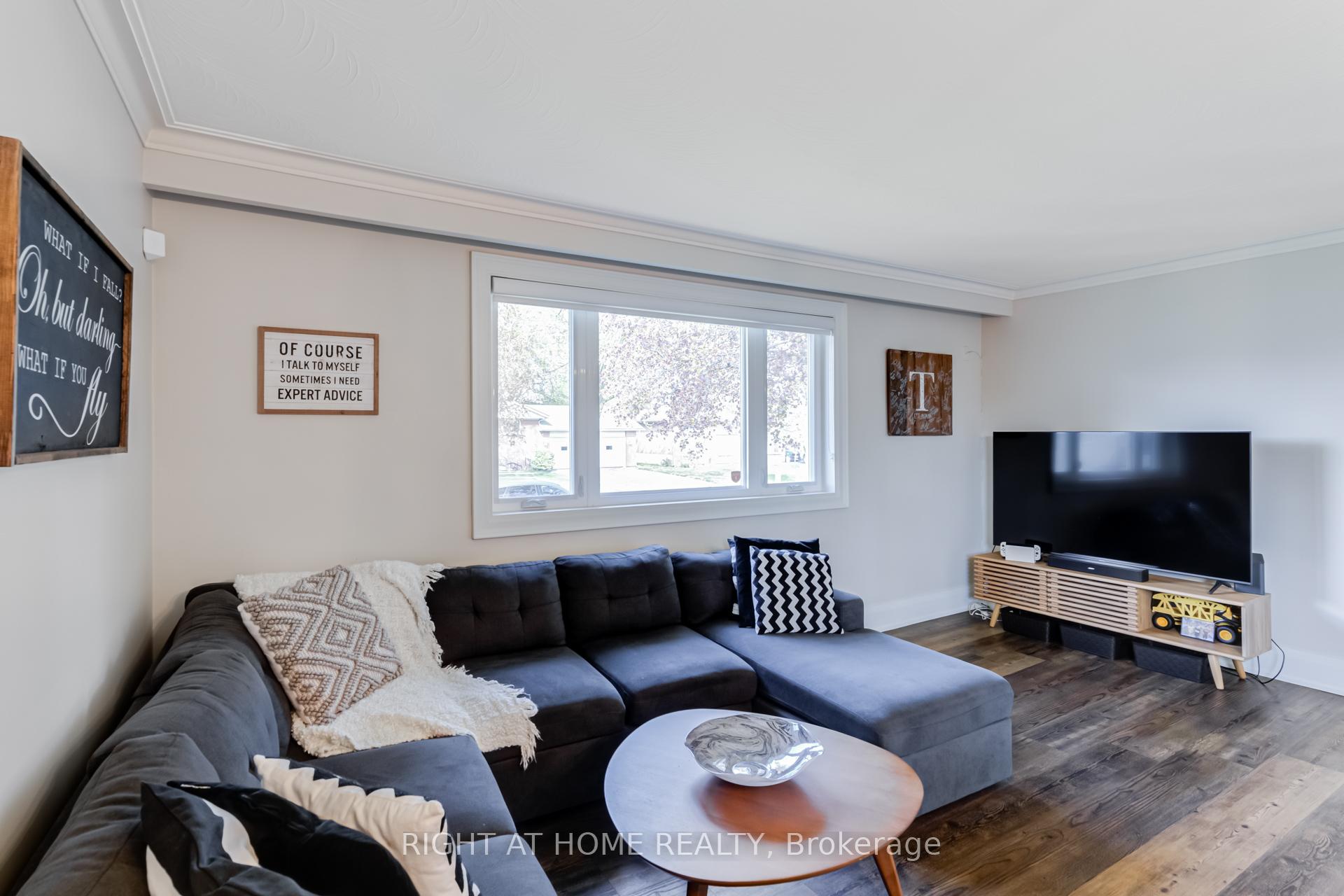 Photo 5 of 43 Sherwood Crescent, Brampton, Northwood Park — HOMEH