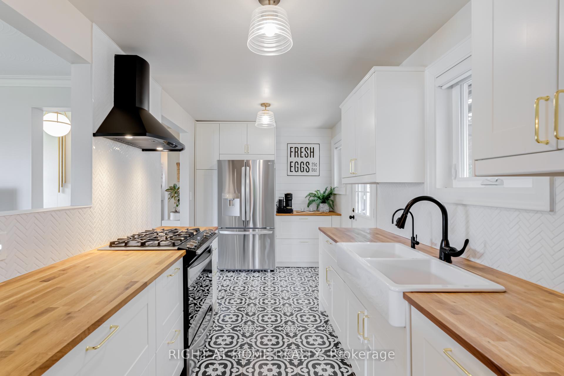 Photo 7 of 43 Sherwood Crescent, Brampton, Northwood Park — HOMEH