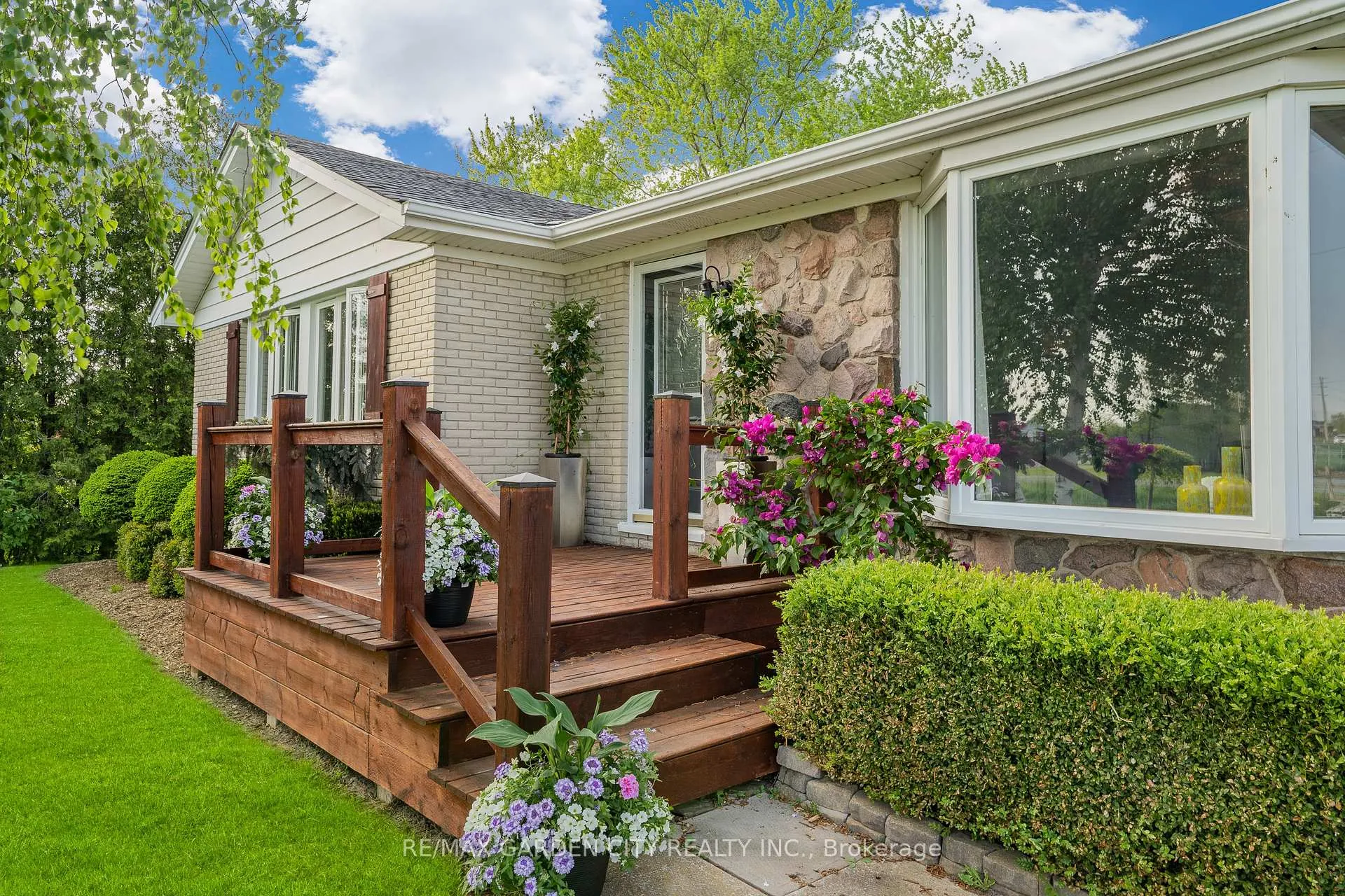 Photo 3 of 174 Mud Street W, Grimsby, Grimsby Escarpment — HOMEH