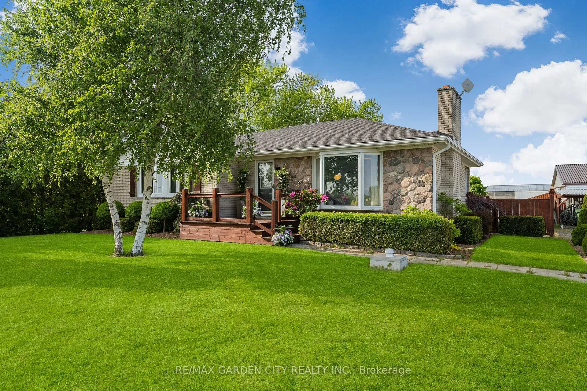 Photo 8 of 174 Mud Street W, Grimsby, Grimsby Escarpment — HOMEH