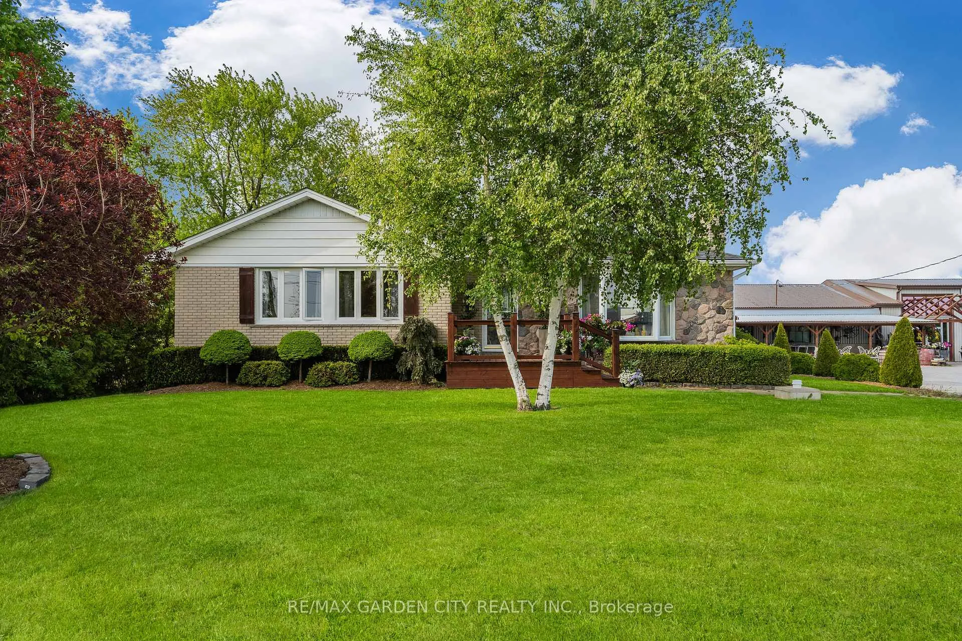 Photo 12 of 174 Mud Street W, Grimsby, Grimsby Escarpment — HOMEH