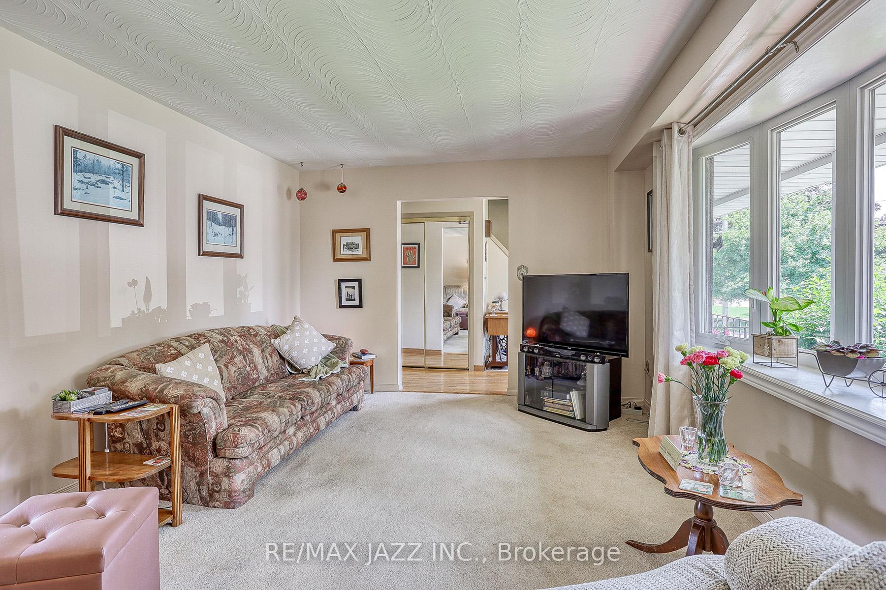 Photo 4 of 3 Strike Avenue, Clarington, Bowmanville — HOMEH