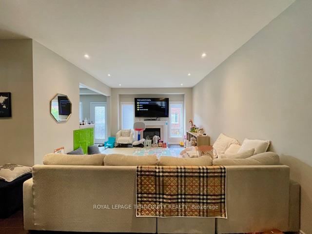 Photo 10 of 4605 Keystone Crescent, Burlington, Alton — HOMEH