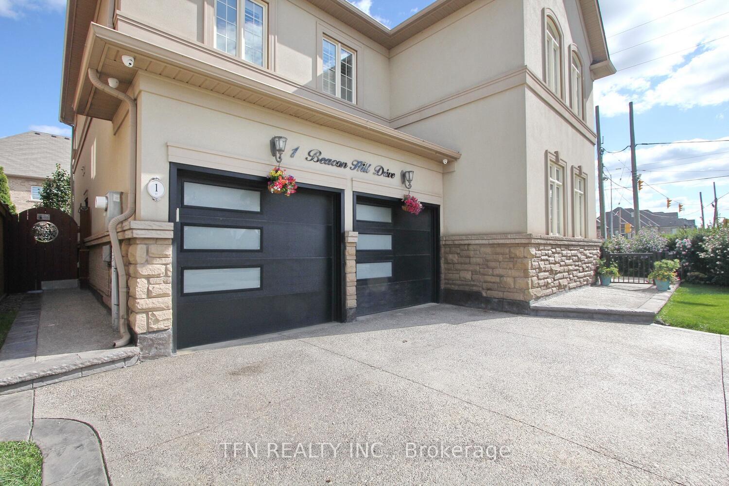 Photo 3 of 1 Beacon Hill Drive, Brampton, Credit Valley — HOMEH