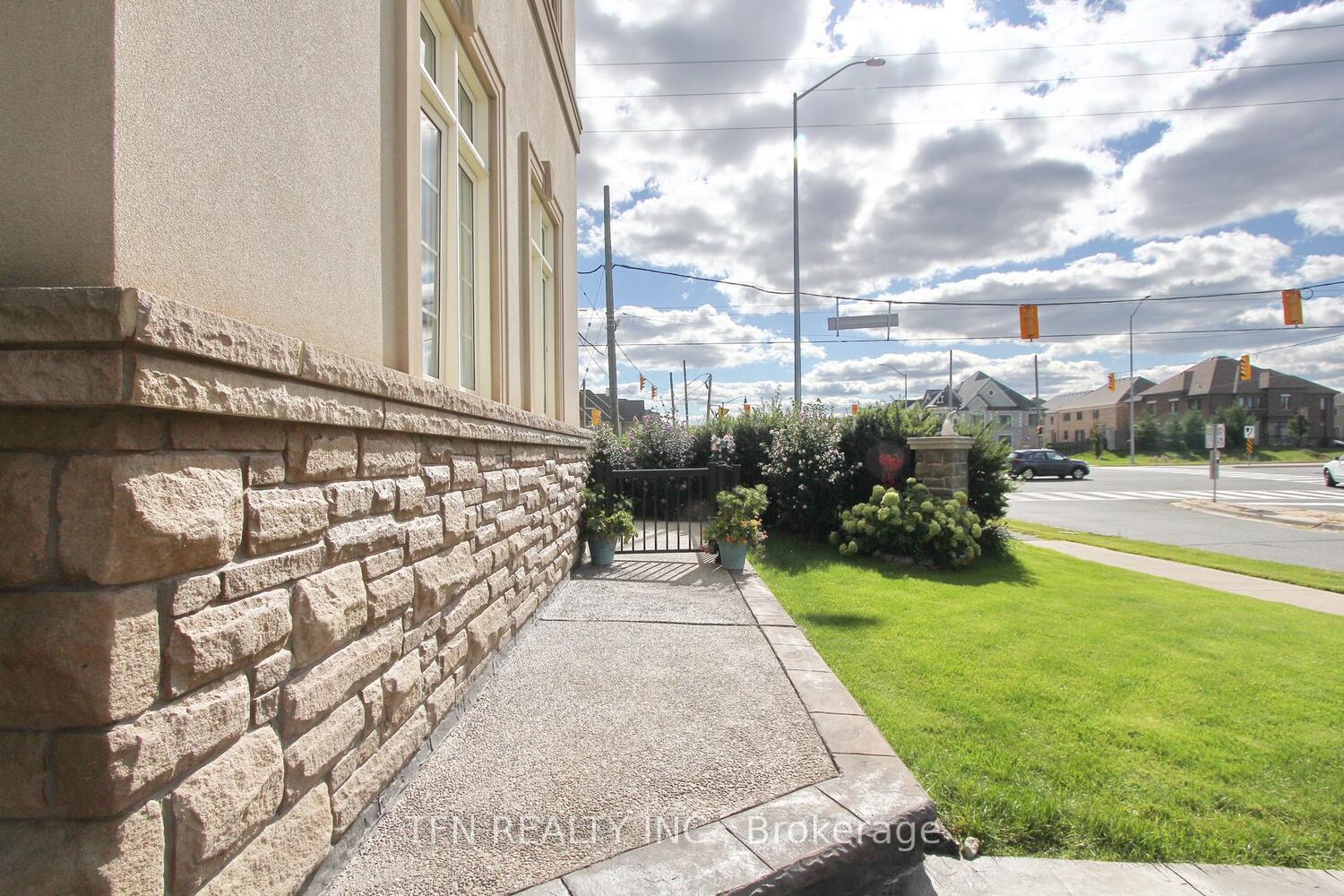 Photo 4 of 1 Beacon Hill Drive, Brampton, Credit Valley — HOMEH