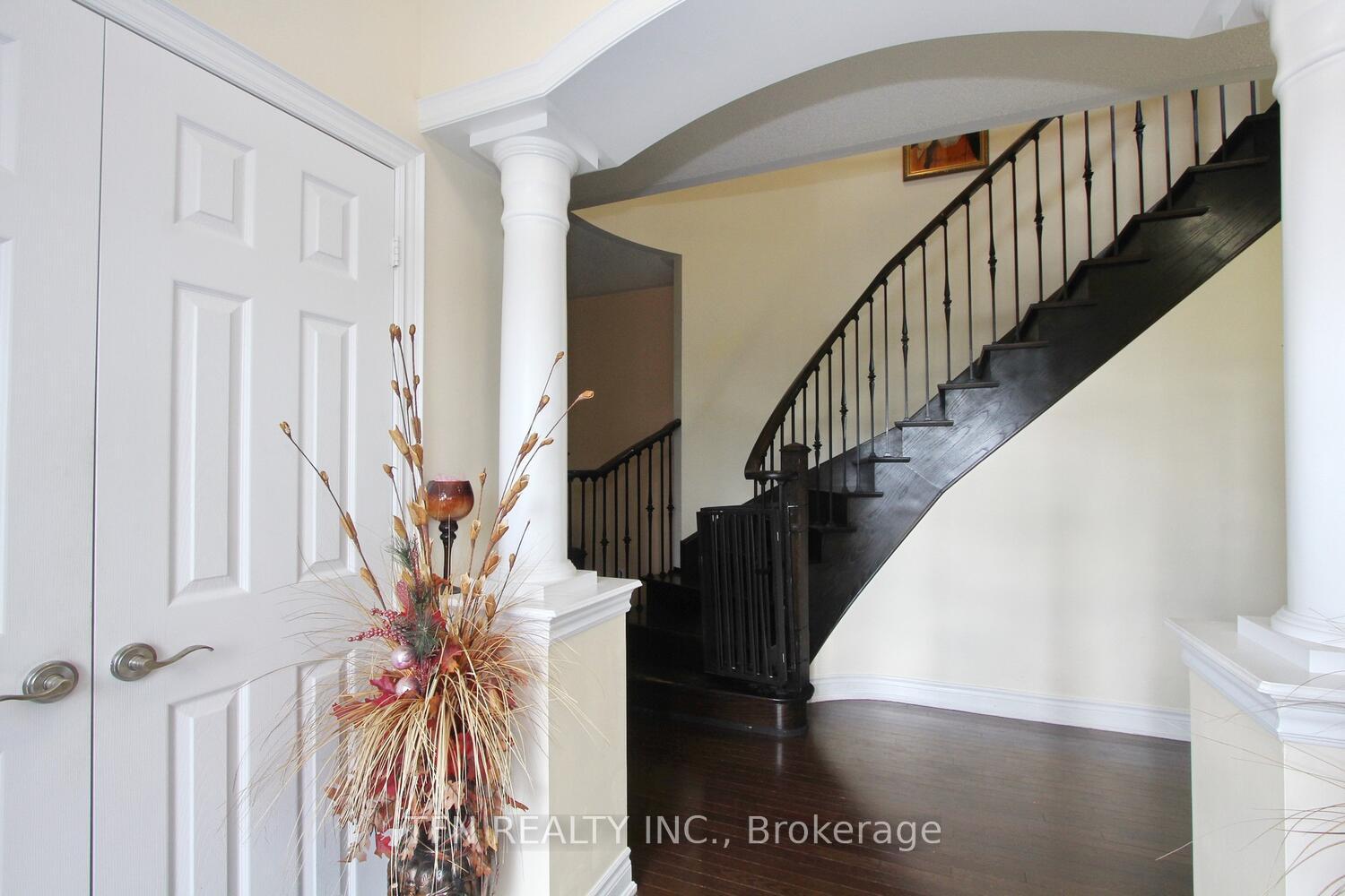 Photo 8 of 1 Beacon Hill Drive, Brampton, Credit Valley — HOMEH
